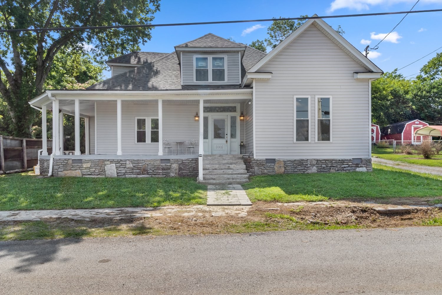 584 Limestone Ave Property Photo 1