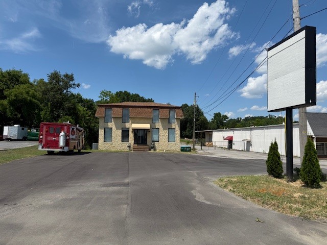 792 W Main St Property Photo 3
