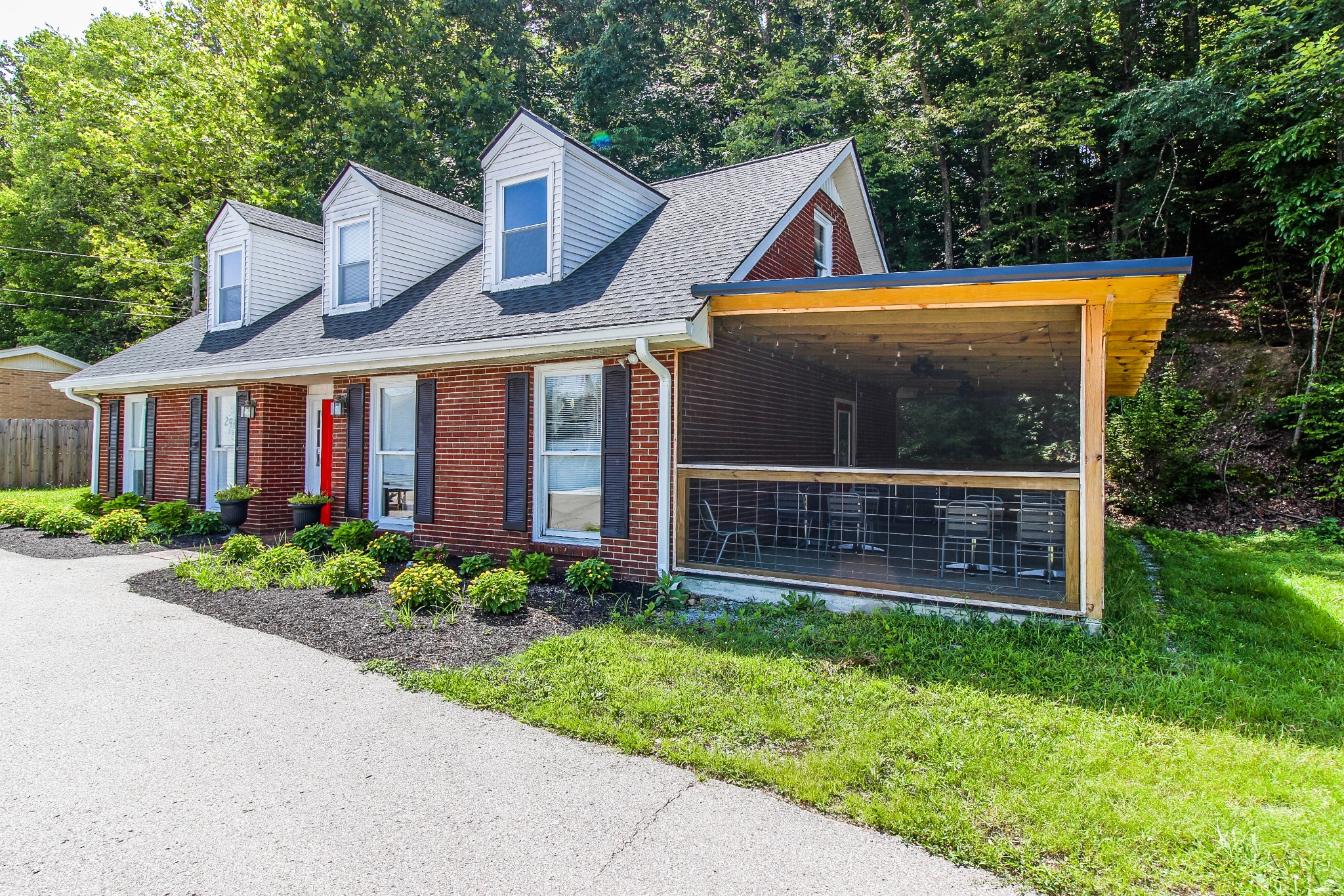 506 W Main St Property Photo 4