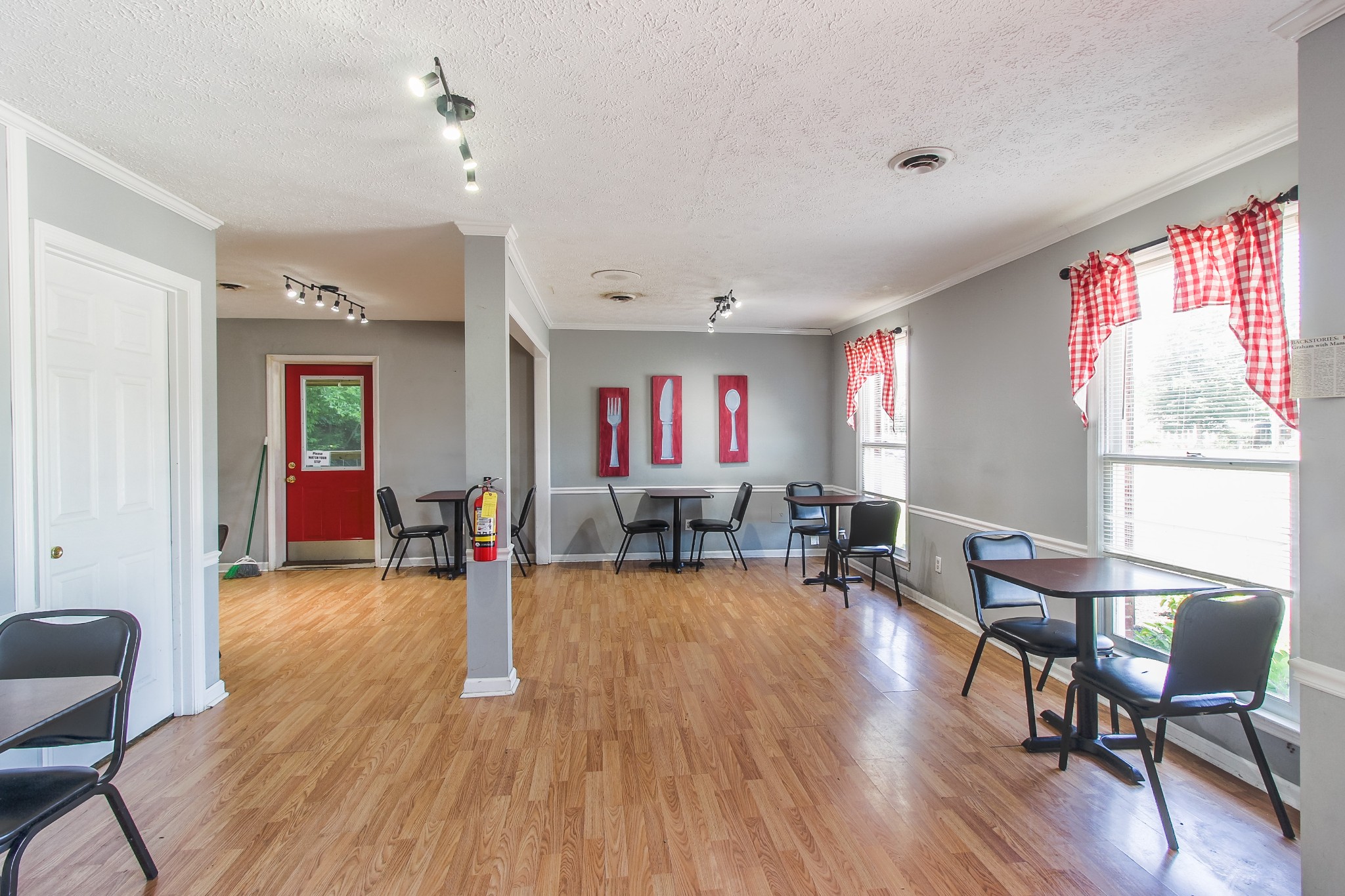 506 W Main St Property Photo 9