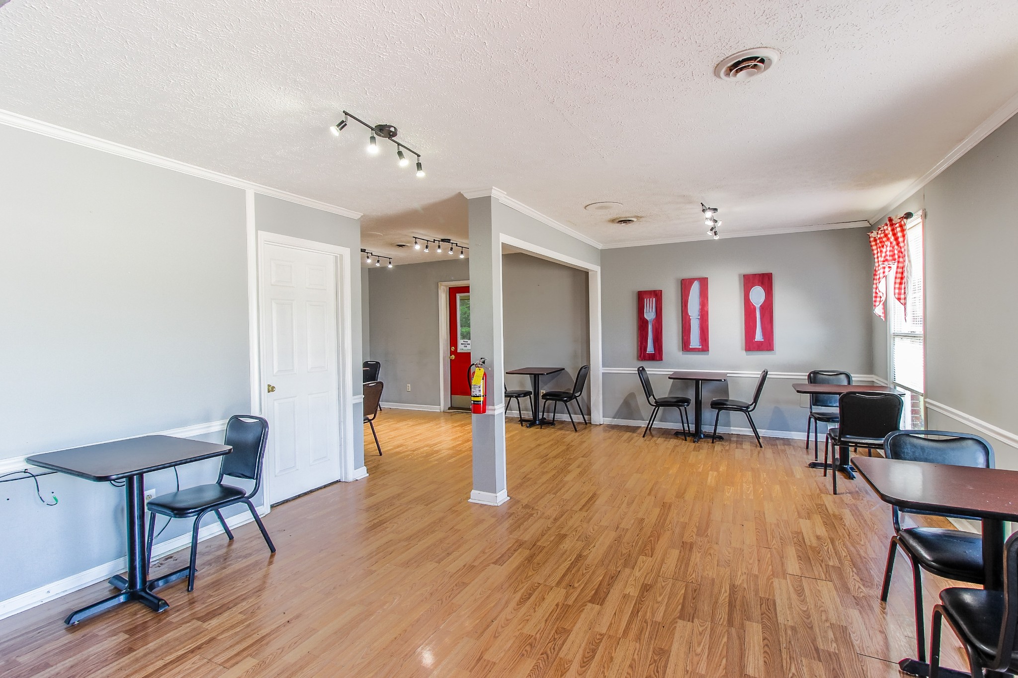 506 W Main St Property Photo 11