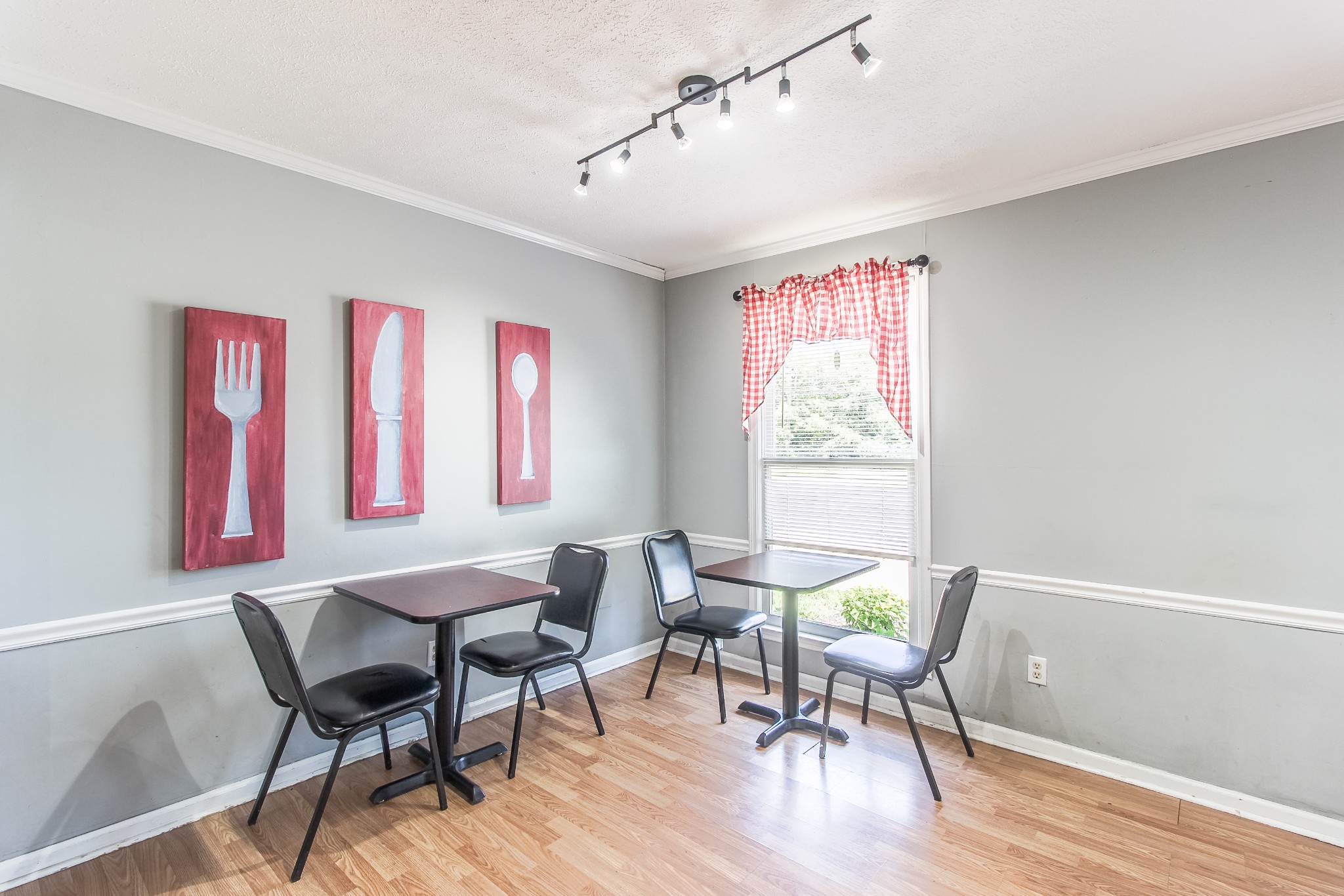 506 W Main St Property Photo 12