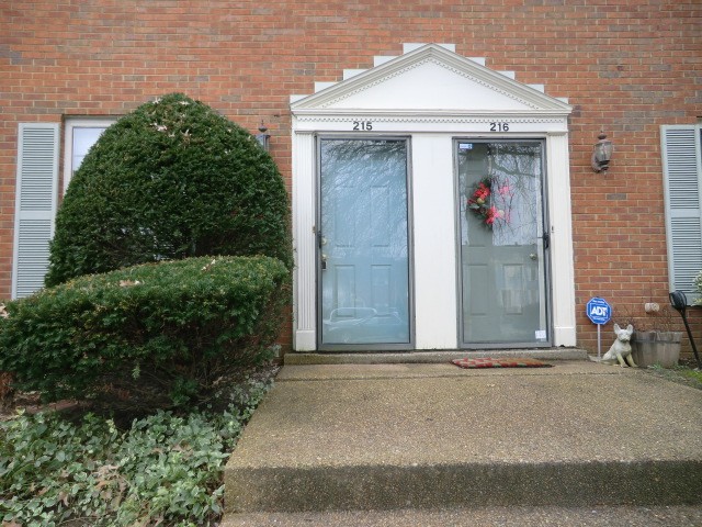 215 Brentwood Pt Property Photo 1