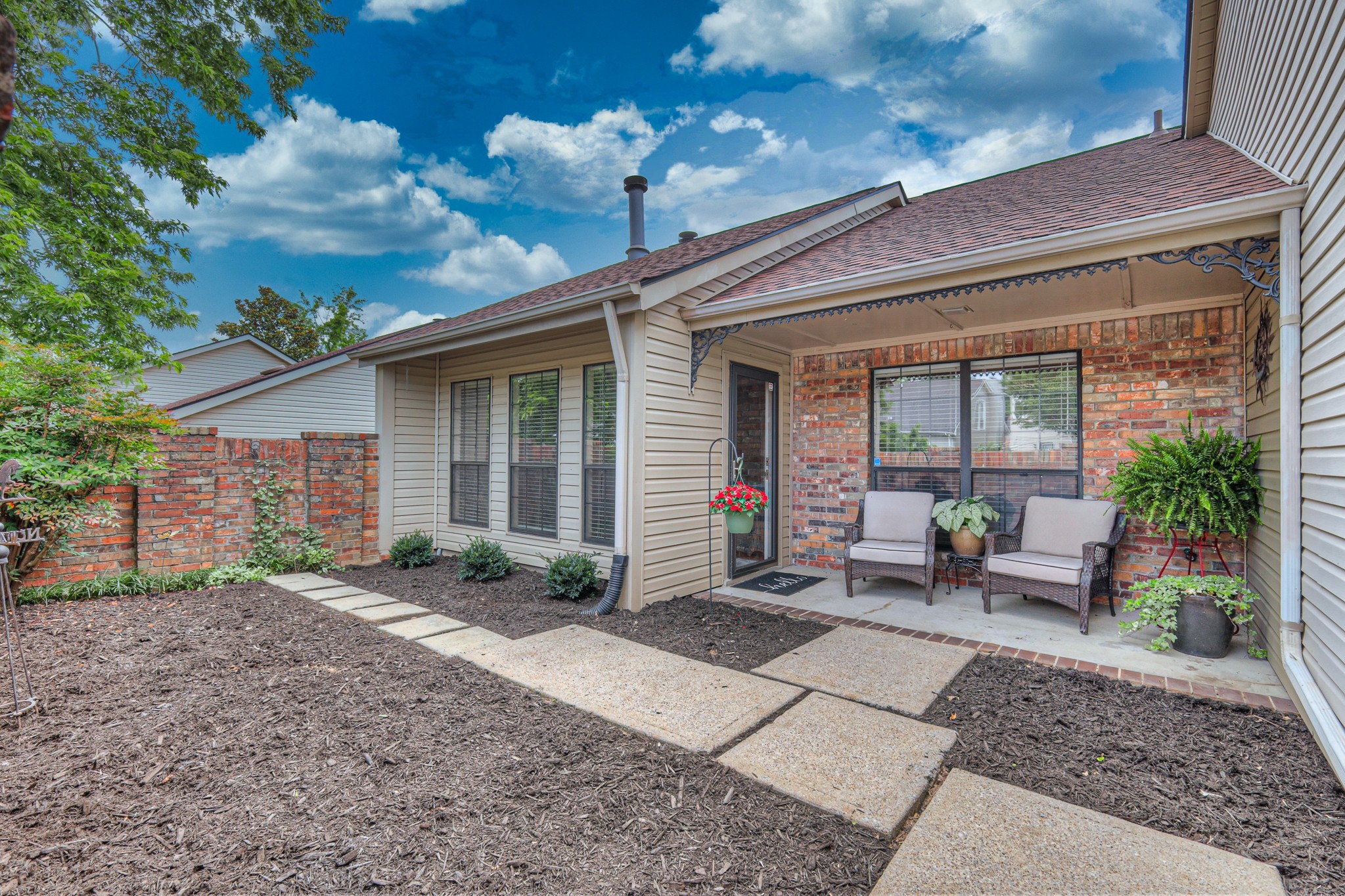 302 Laurel Hill Dr Property Photo 1
