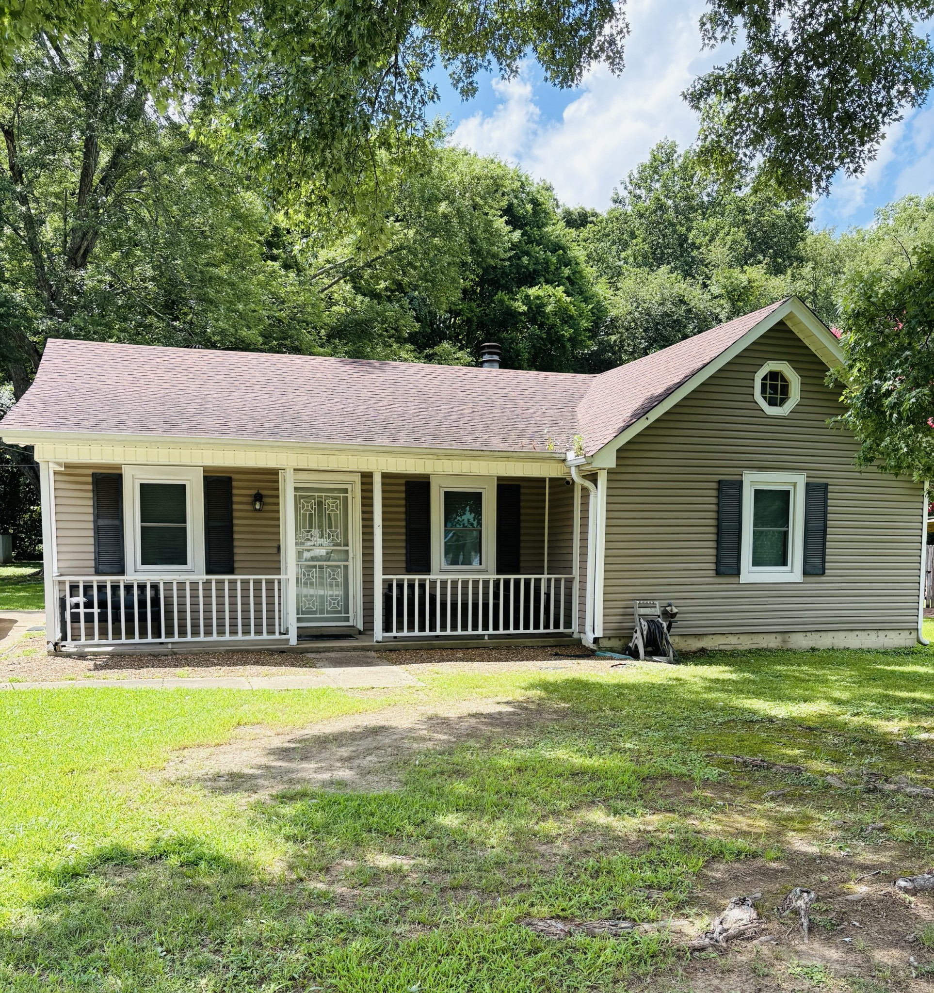 155 Stratford Ln Property Photo 1