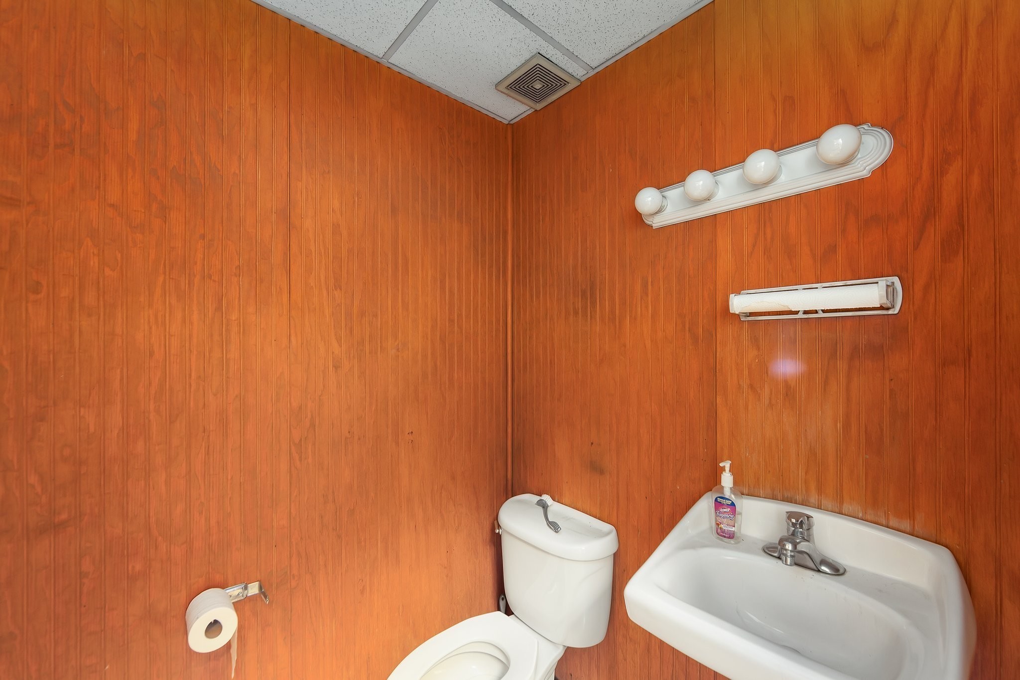 823 Whitehall St Property Photo 6