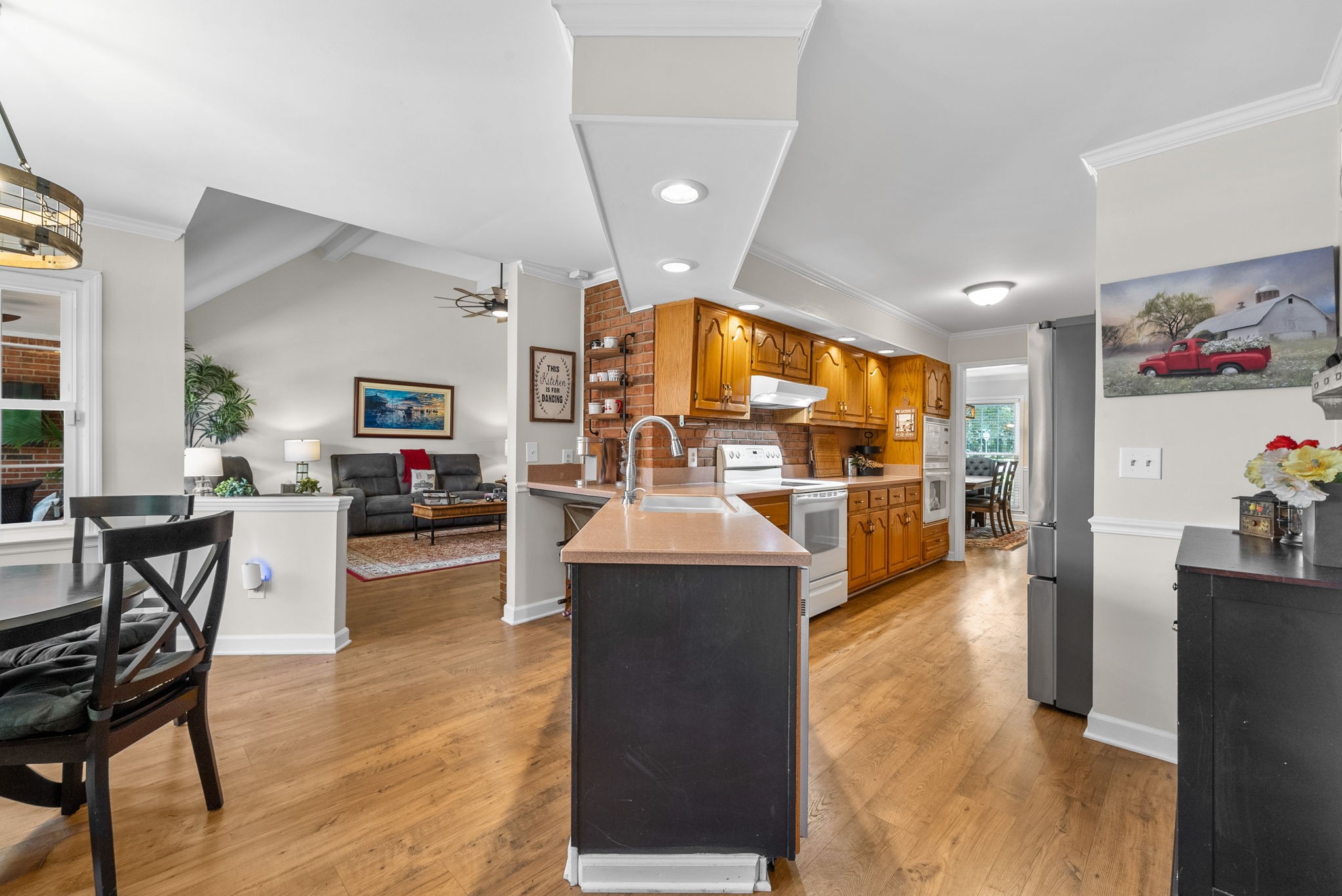 1415 Spainwood St Property Photo 12