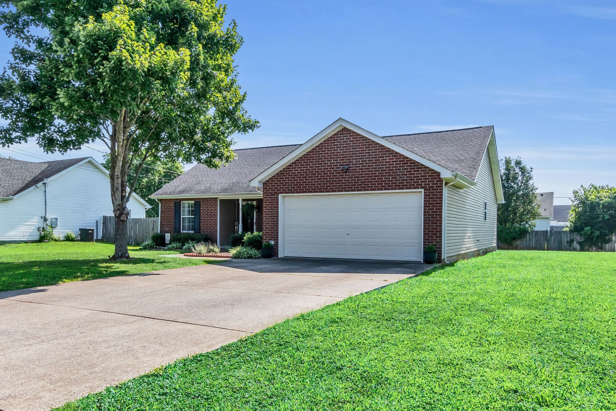 2918 Henderson Ln Property Photo 4