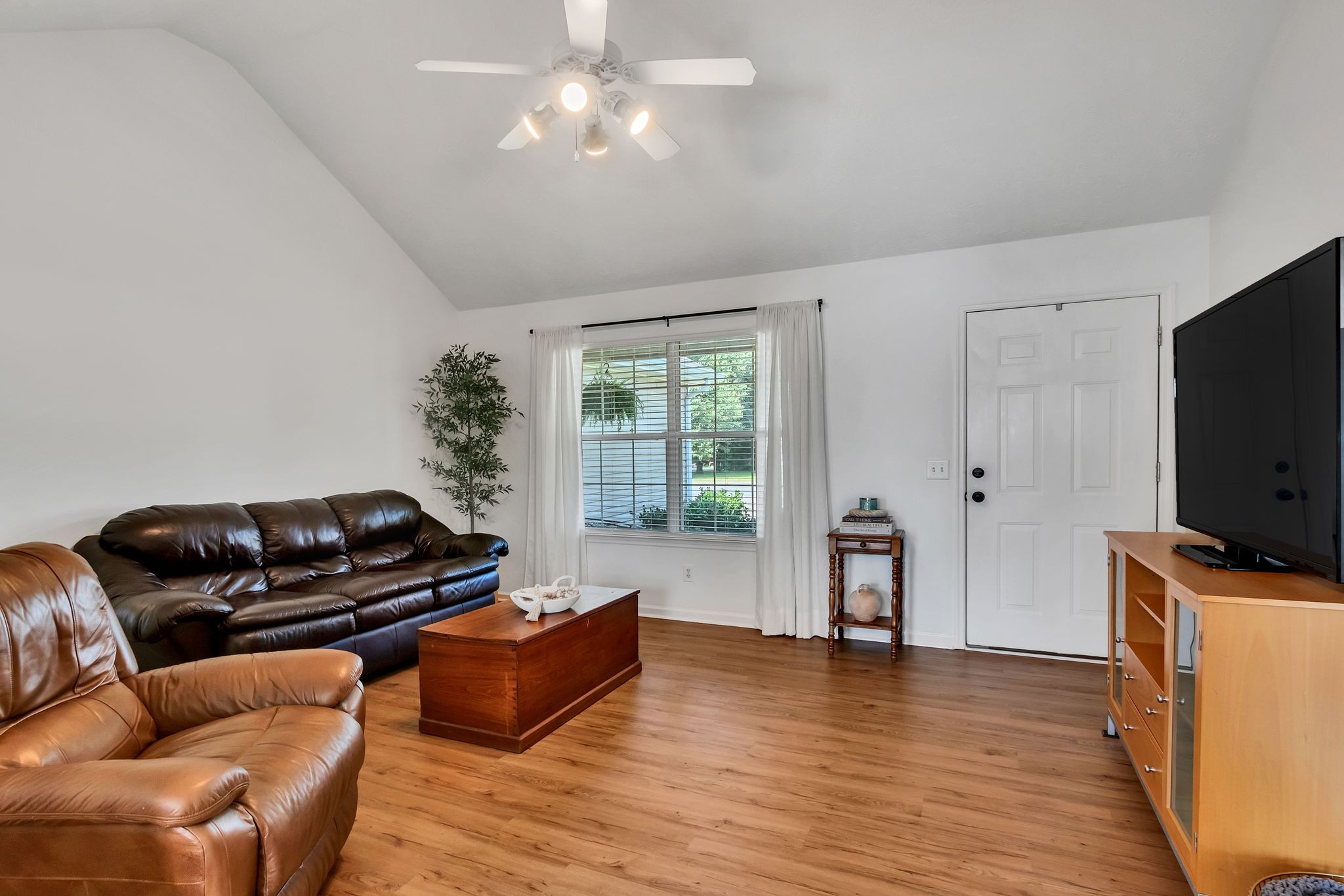 2918 Henderson Ln Property Photo 9