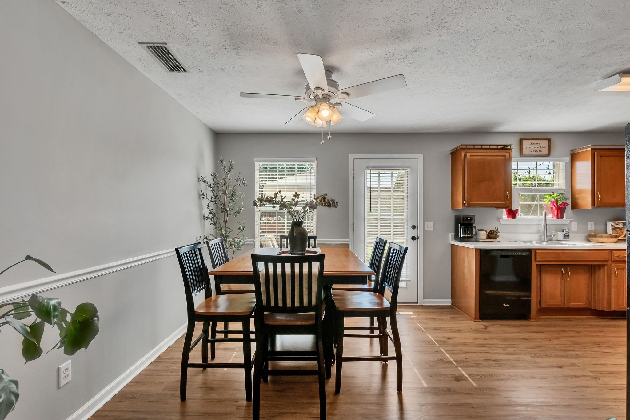 2918 Henderson Ln Property Photo 10
