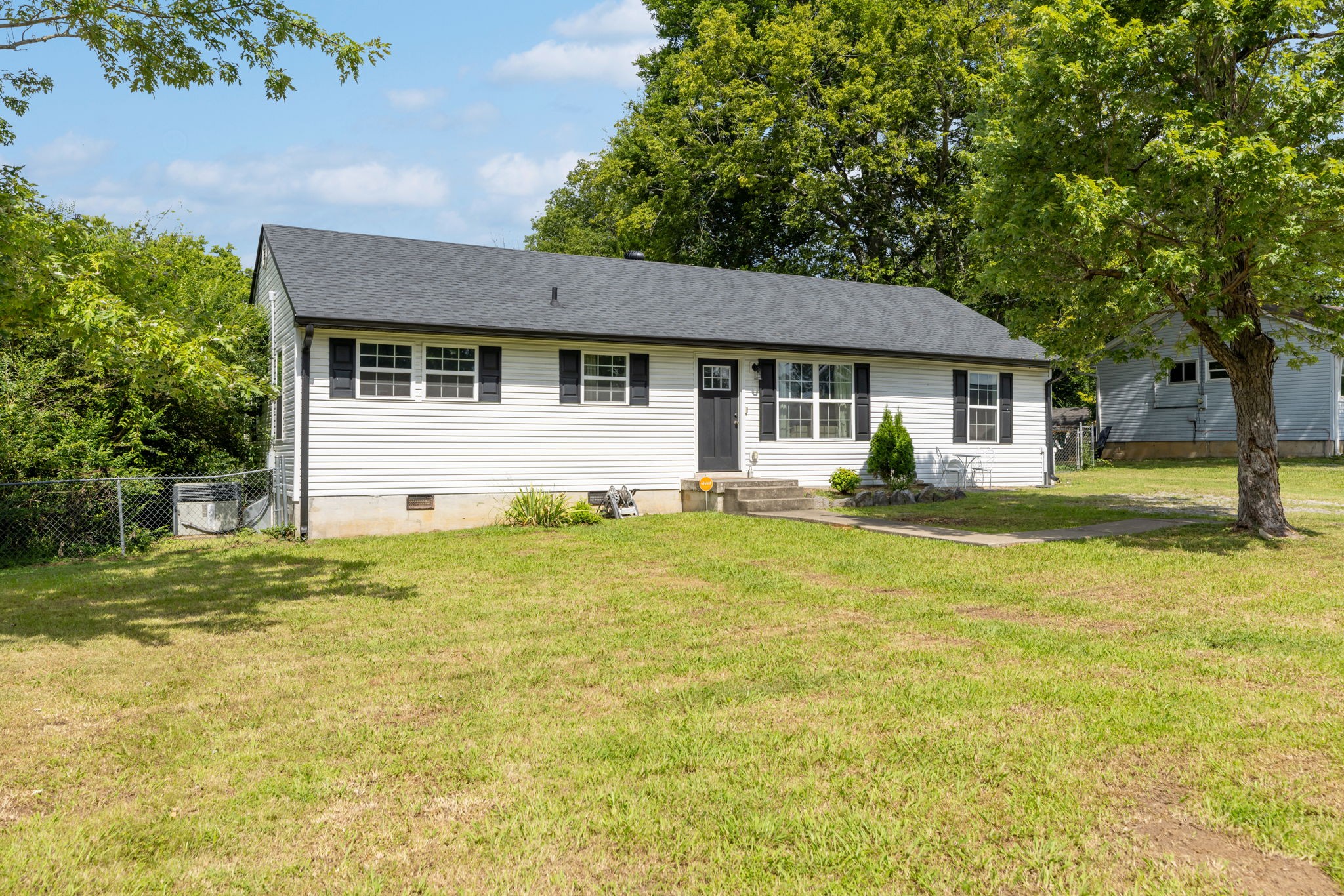418 Woods Ave, N Property Photo 1