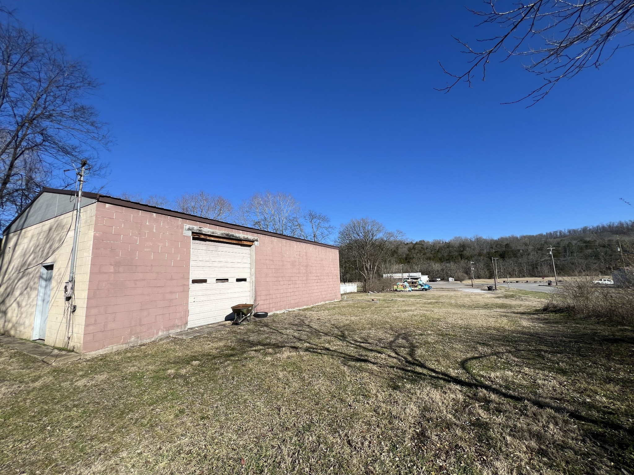 1126 Louisville Hwy Property Photo 8