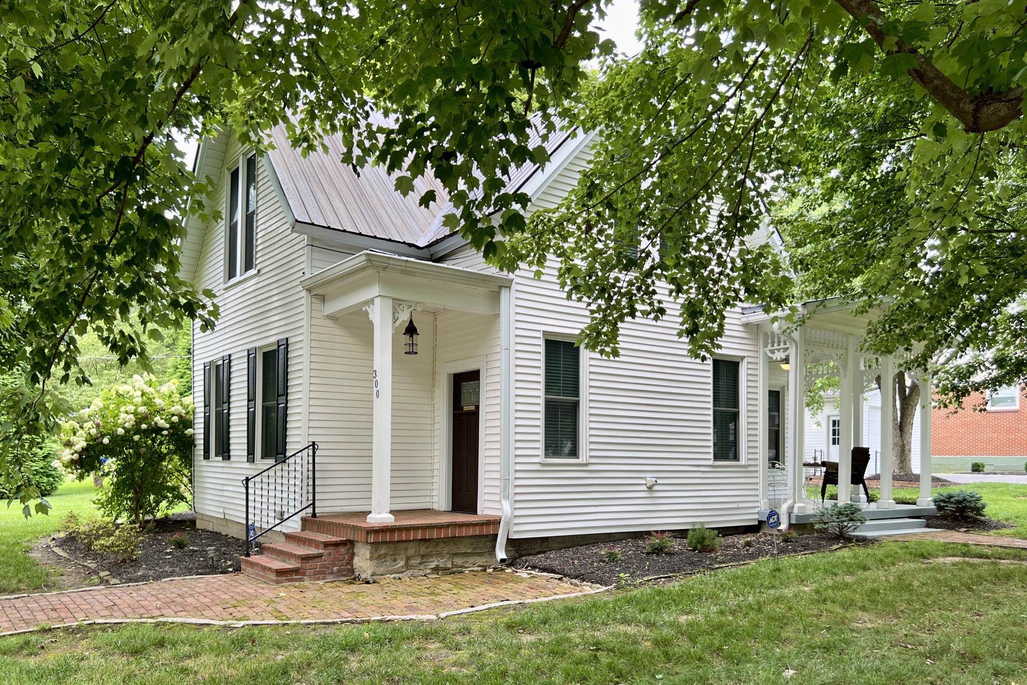 300 S College St Property Photo 1