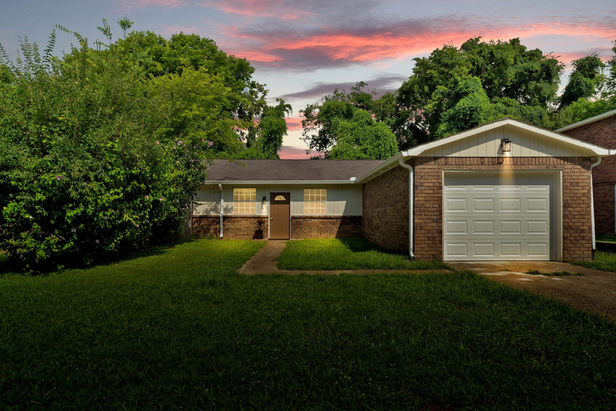 1434 E Cedar Ln Property Photo 2