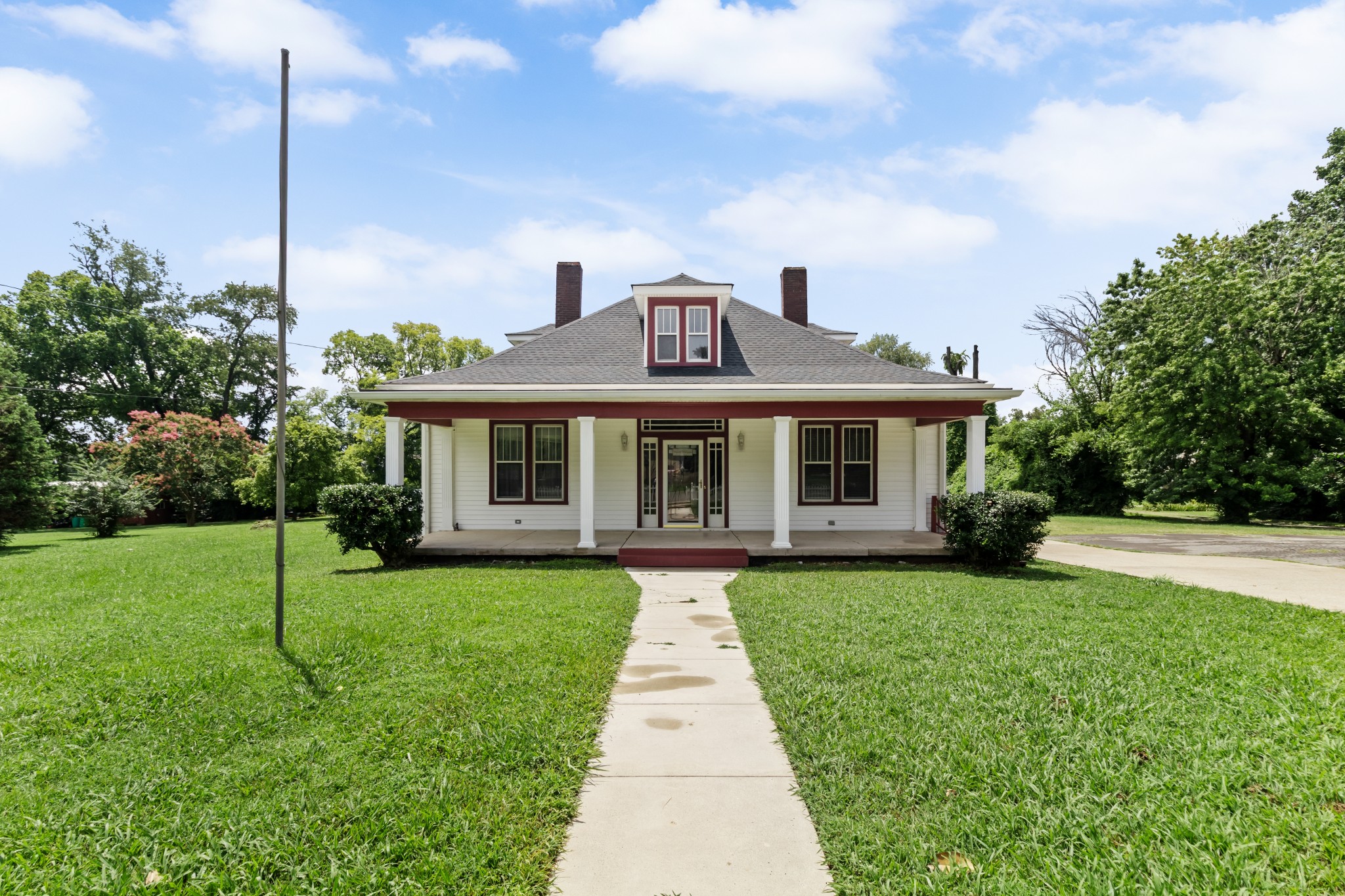 300 Maple St Property Photo