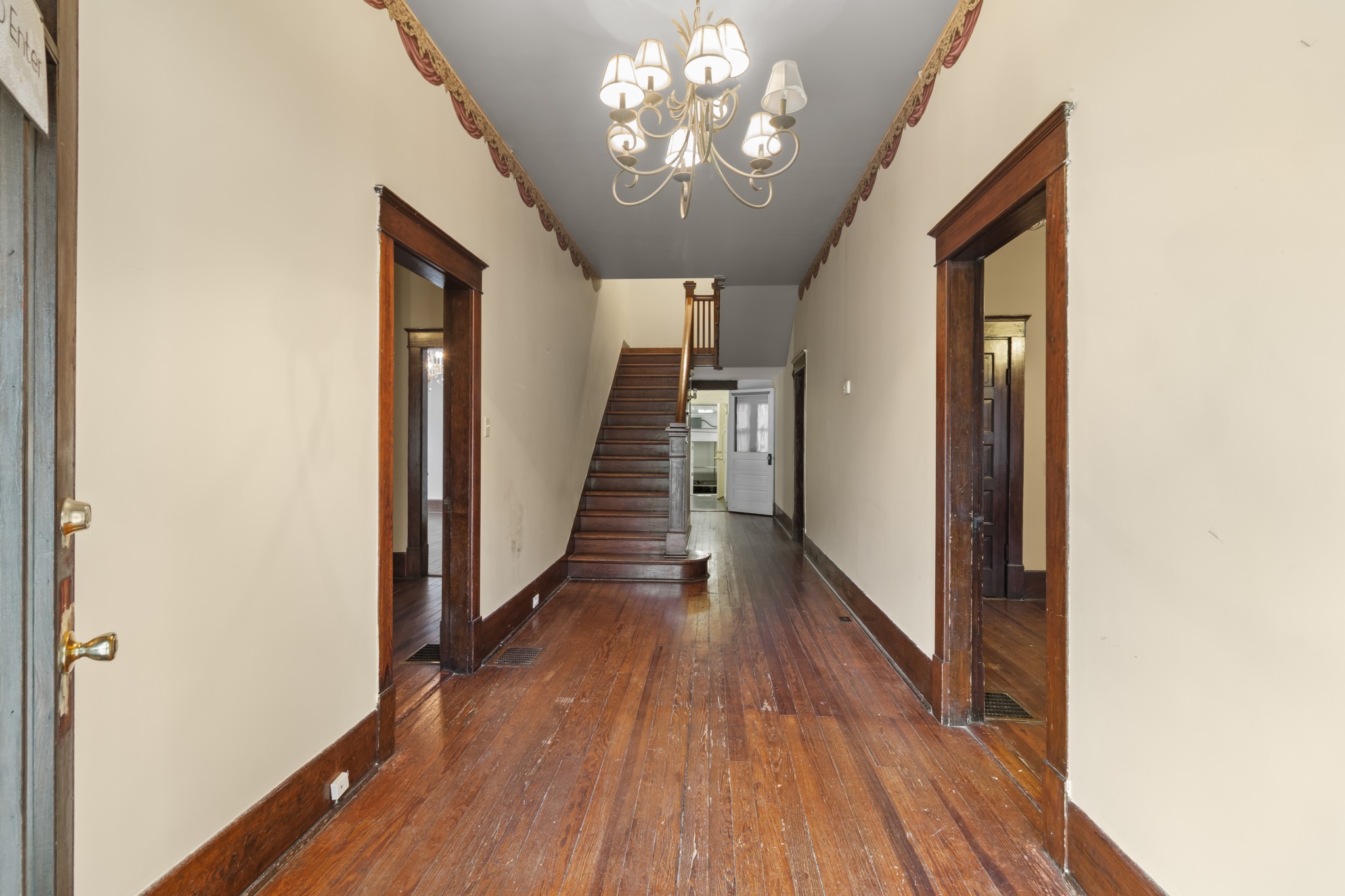 300 Maple St Property Photo 5