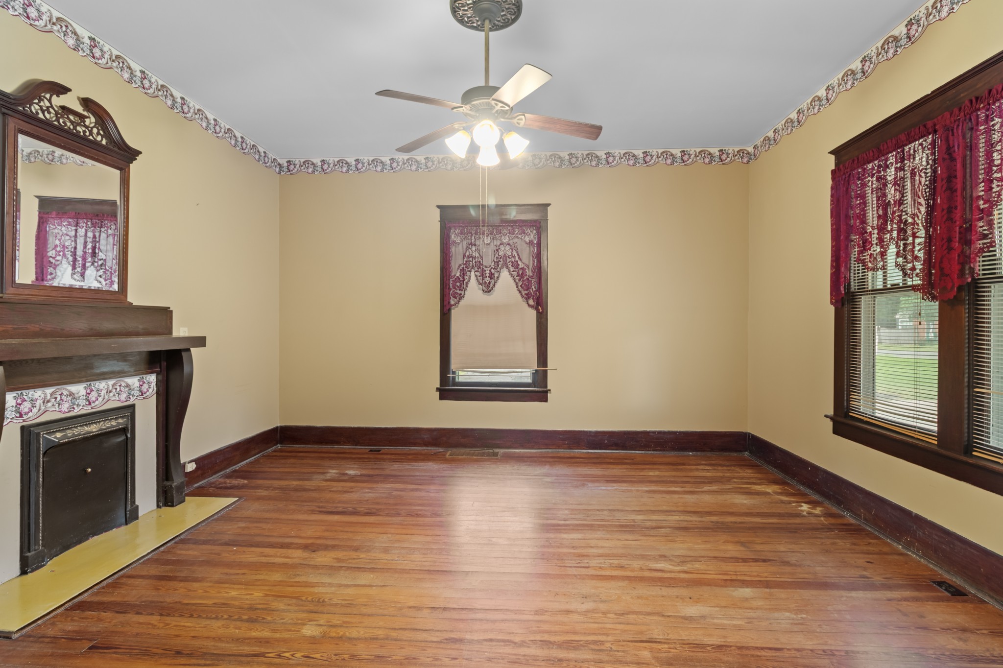 300 Maple St Property Photo 8