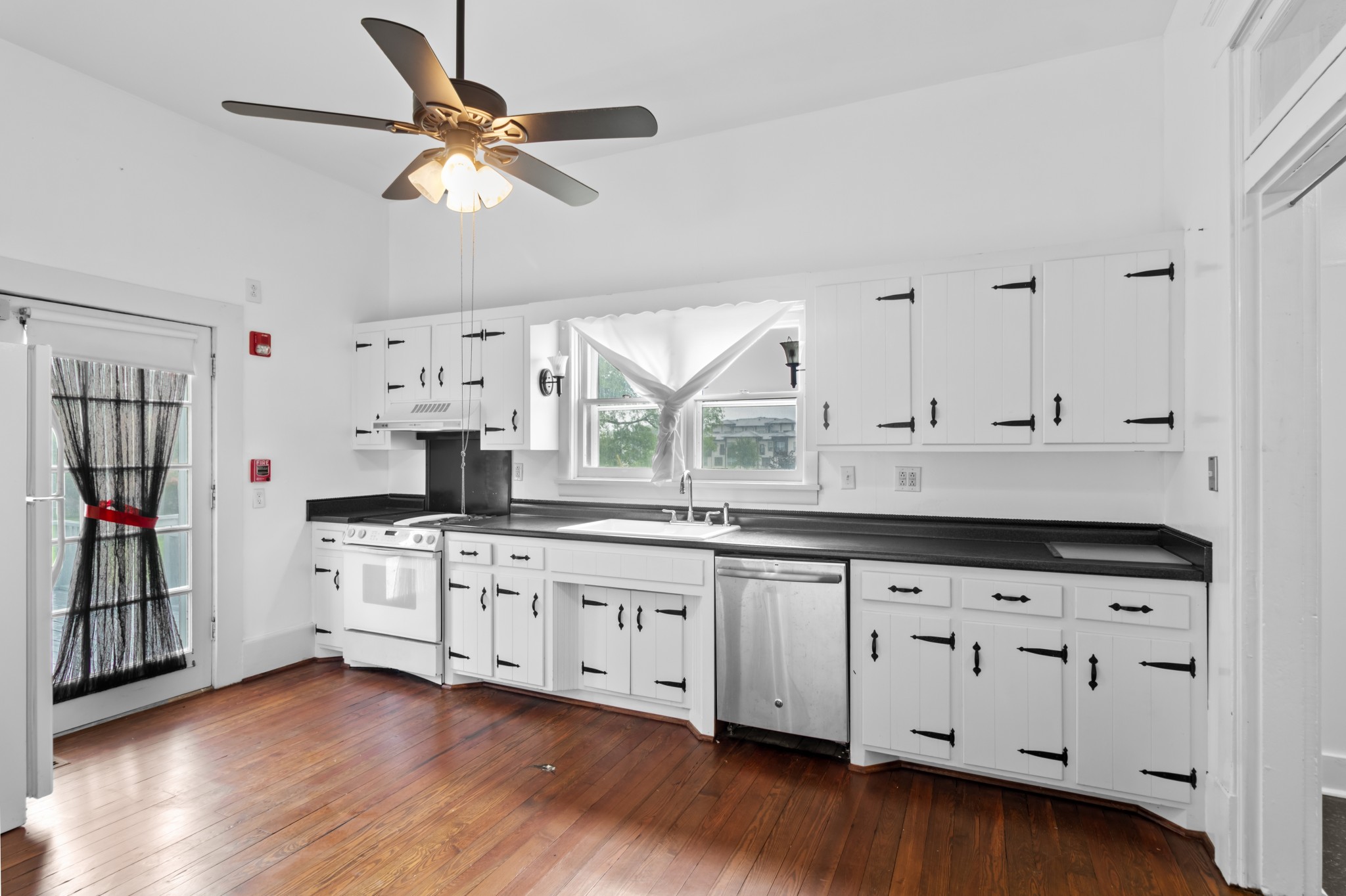 300 Maple St Property Photo 12