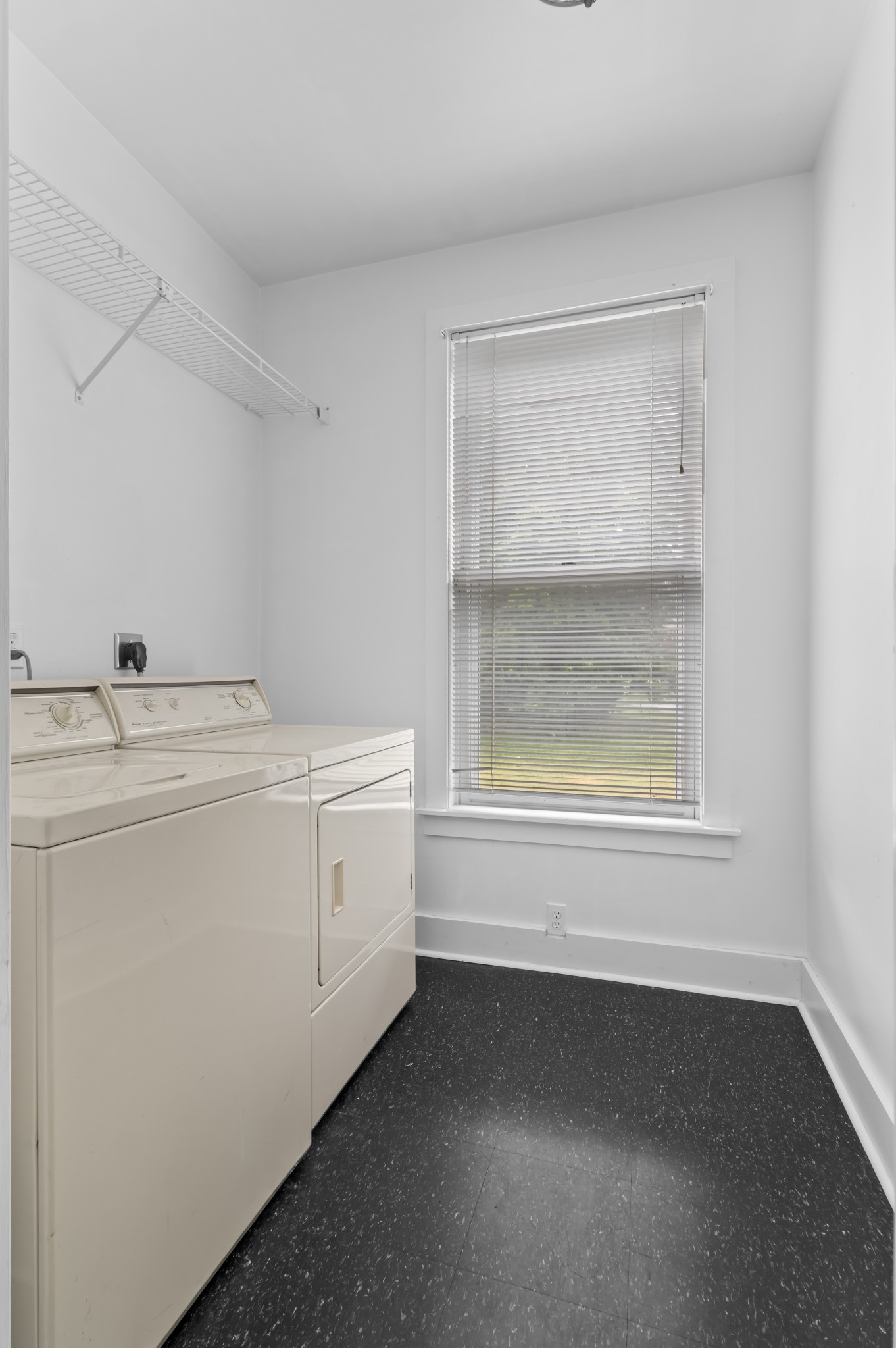 300 Maple St Property Photo 15