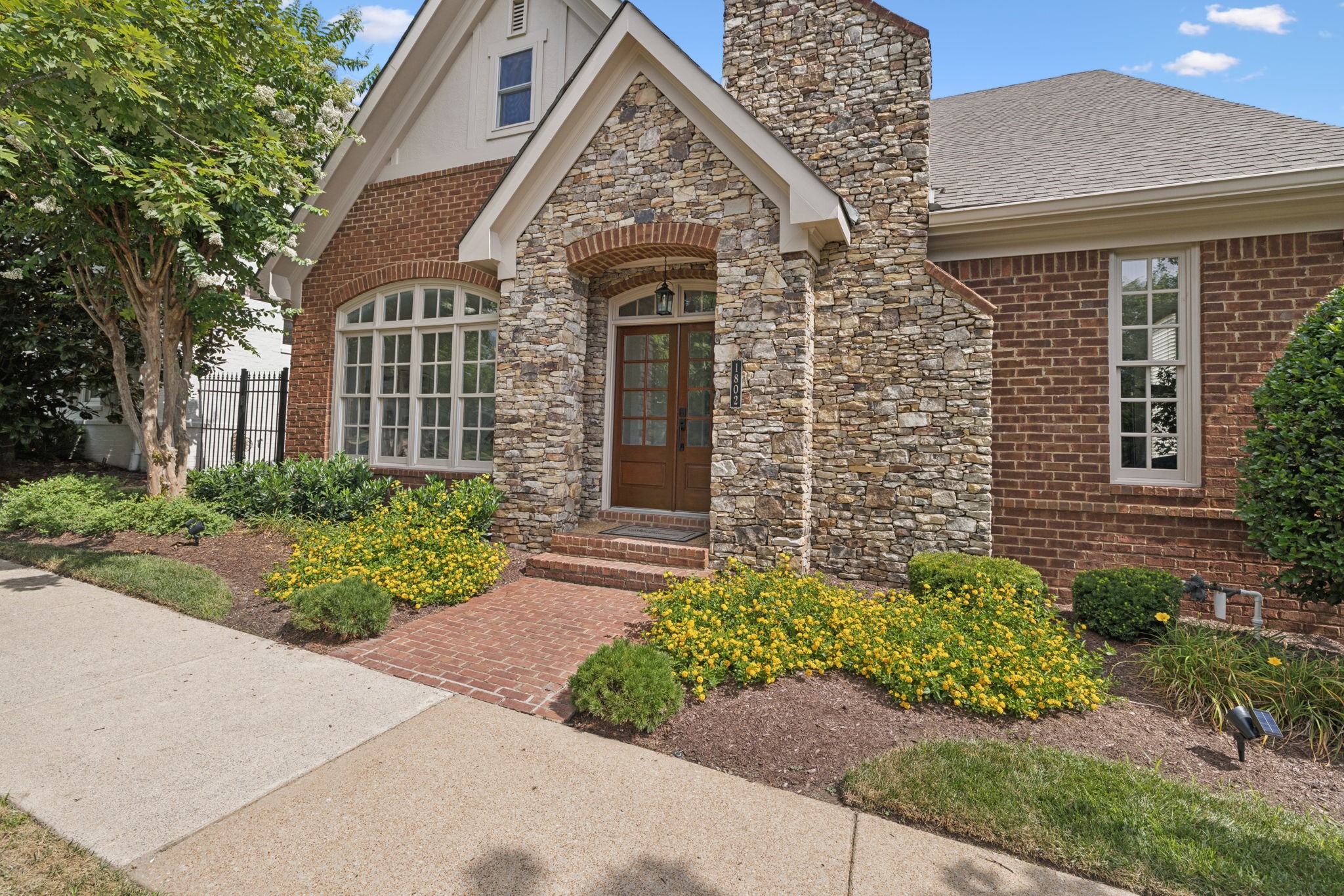 1802 Thorn Brook Ln Property Photo 2