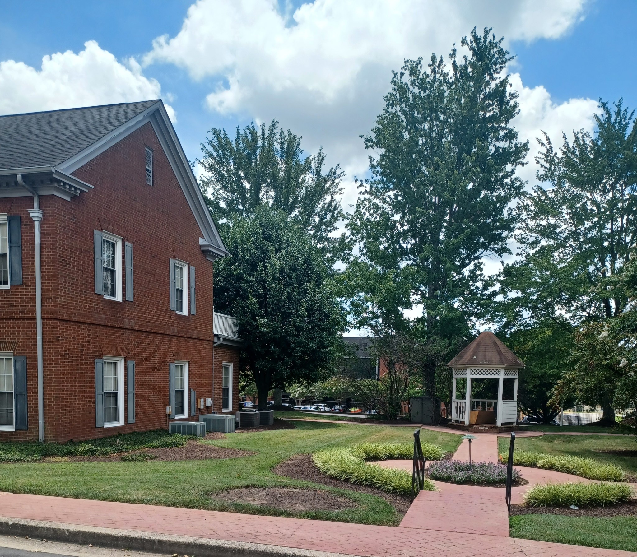 5046 Thoroughbred Ln Property Photo 3