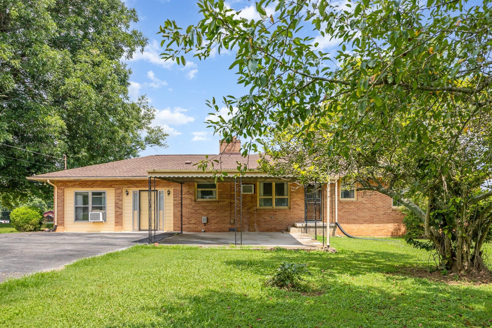 1409 Nashville Hwy Property Photo 1