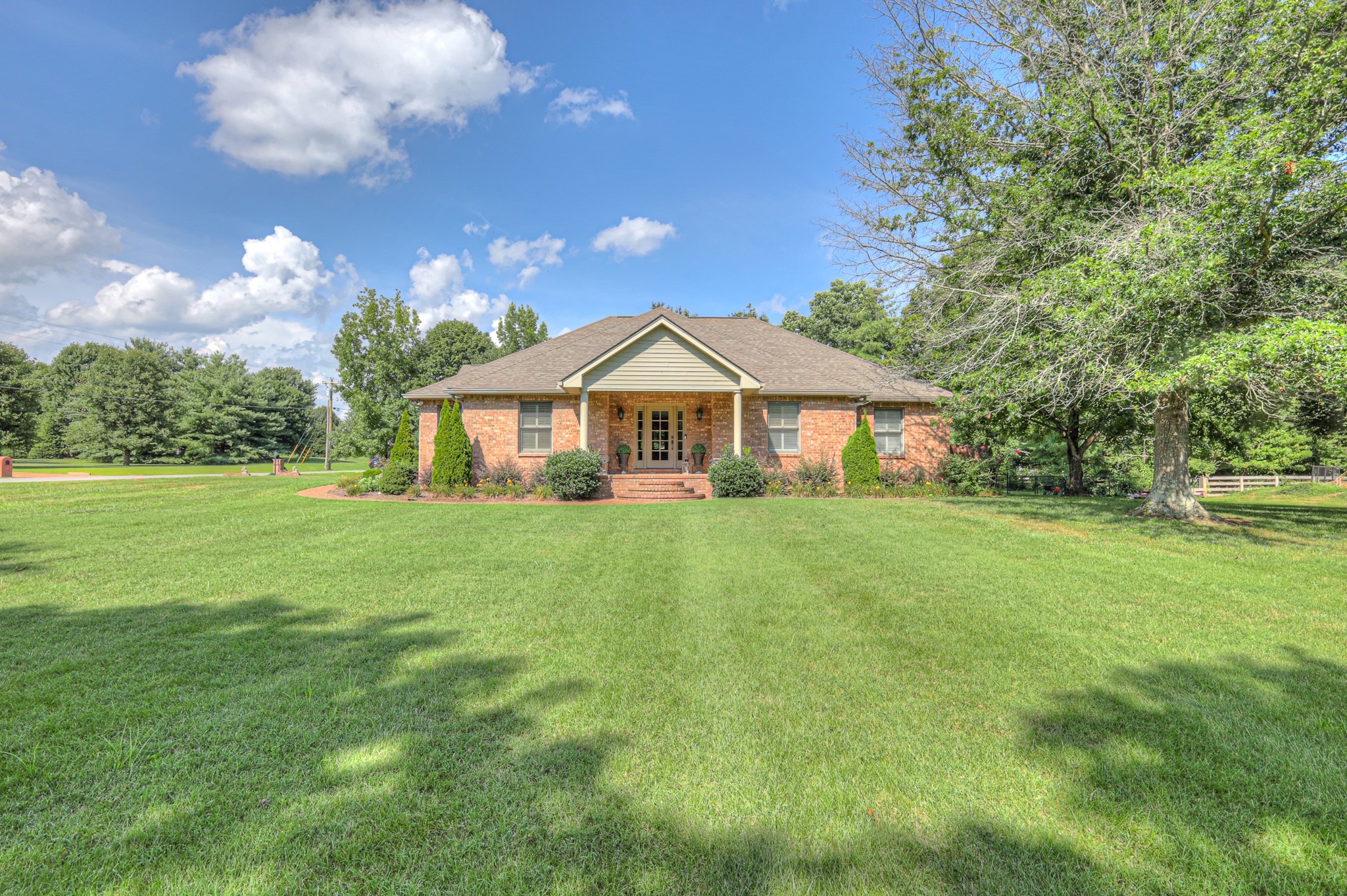 2235 Oakleaf Dr Property Photo 1