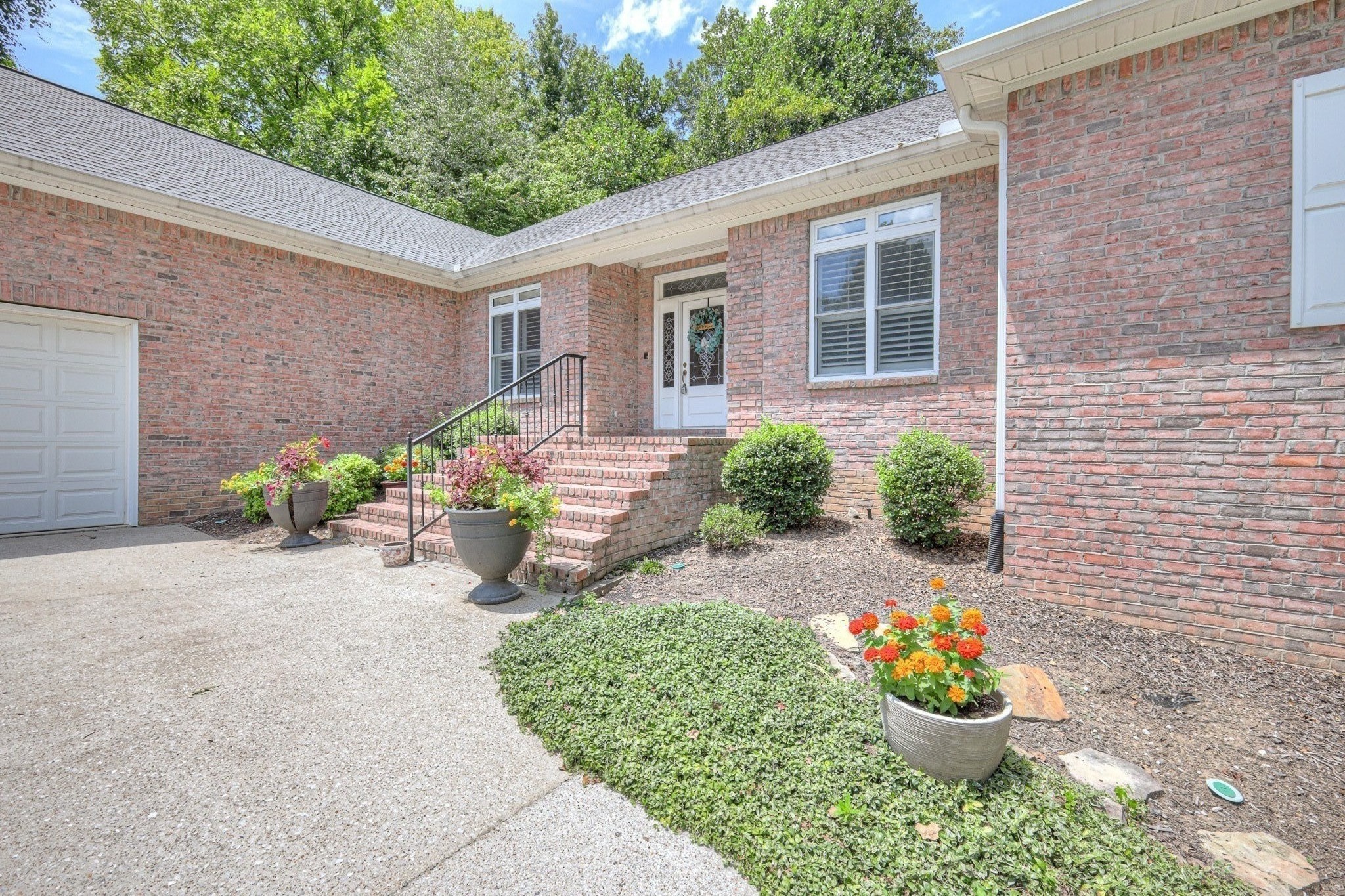 604 Georgian Way Property Photo 3