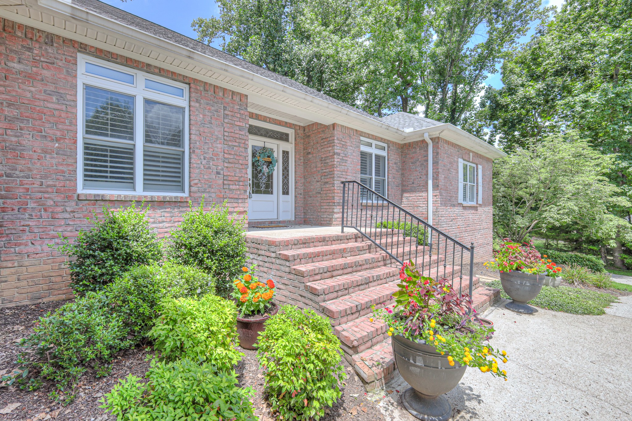 604 Georgian Way Property Photo 4