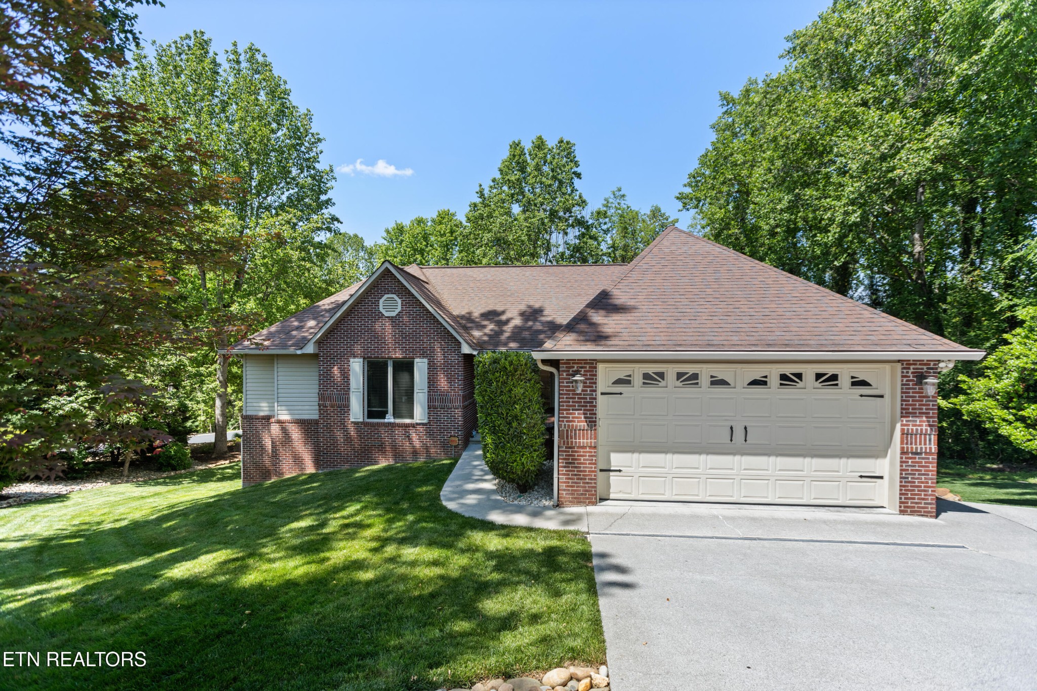 407 Tecumseh Point Property Photo 1