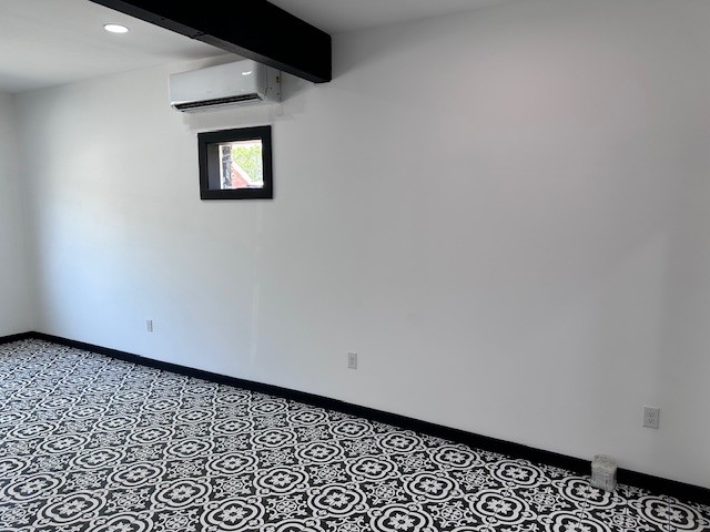 208 E Market St Property Photo 6