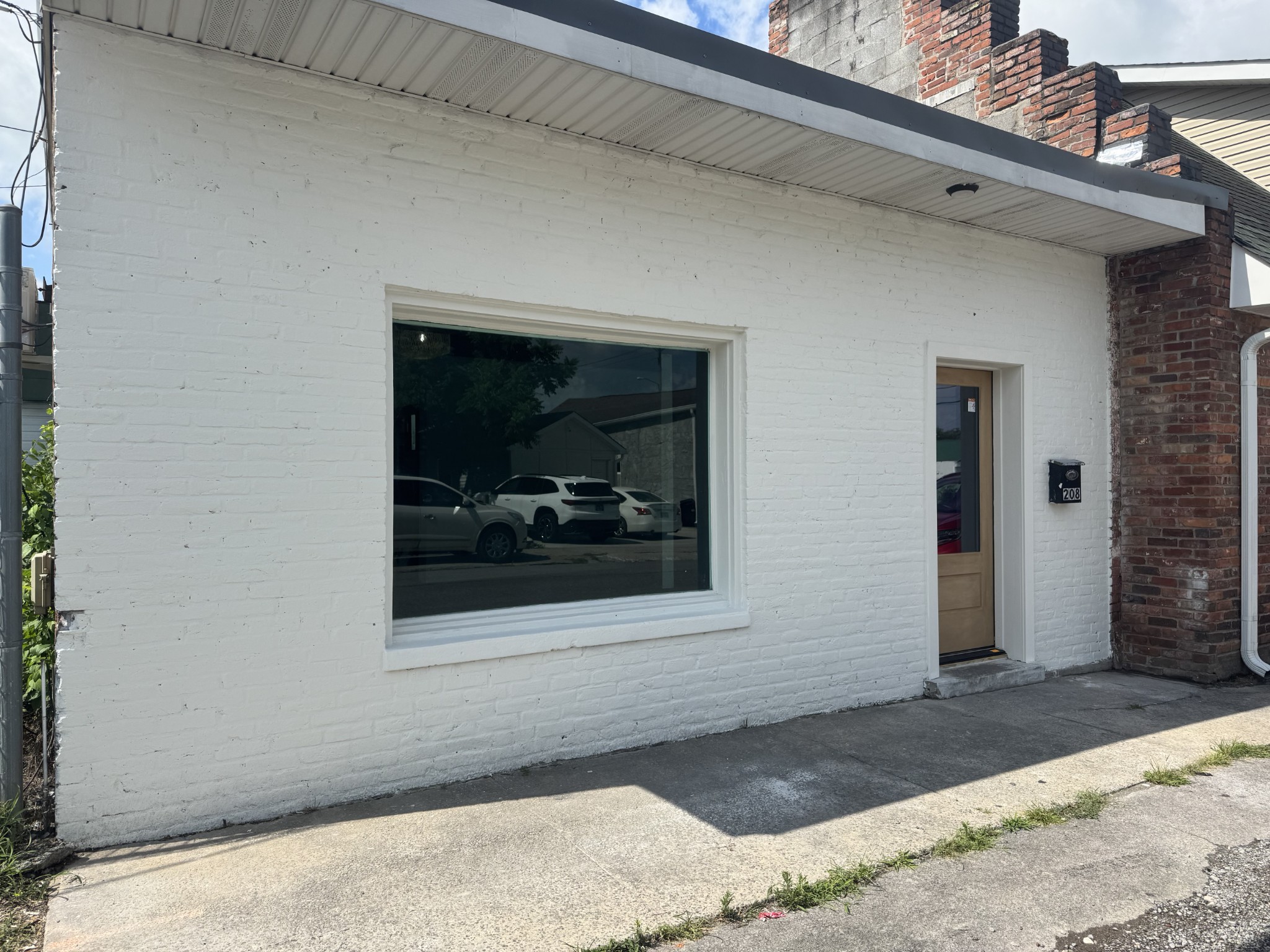 208 E Market St Property Photo 11