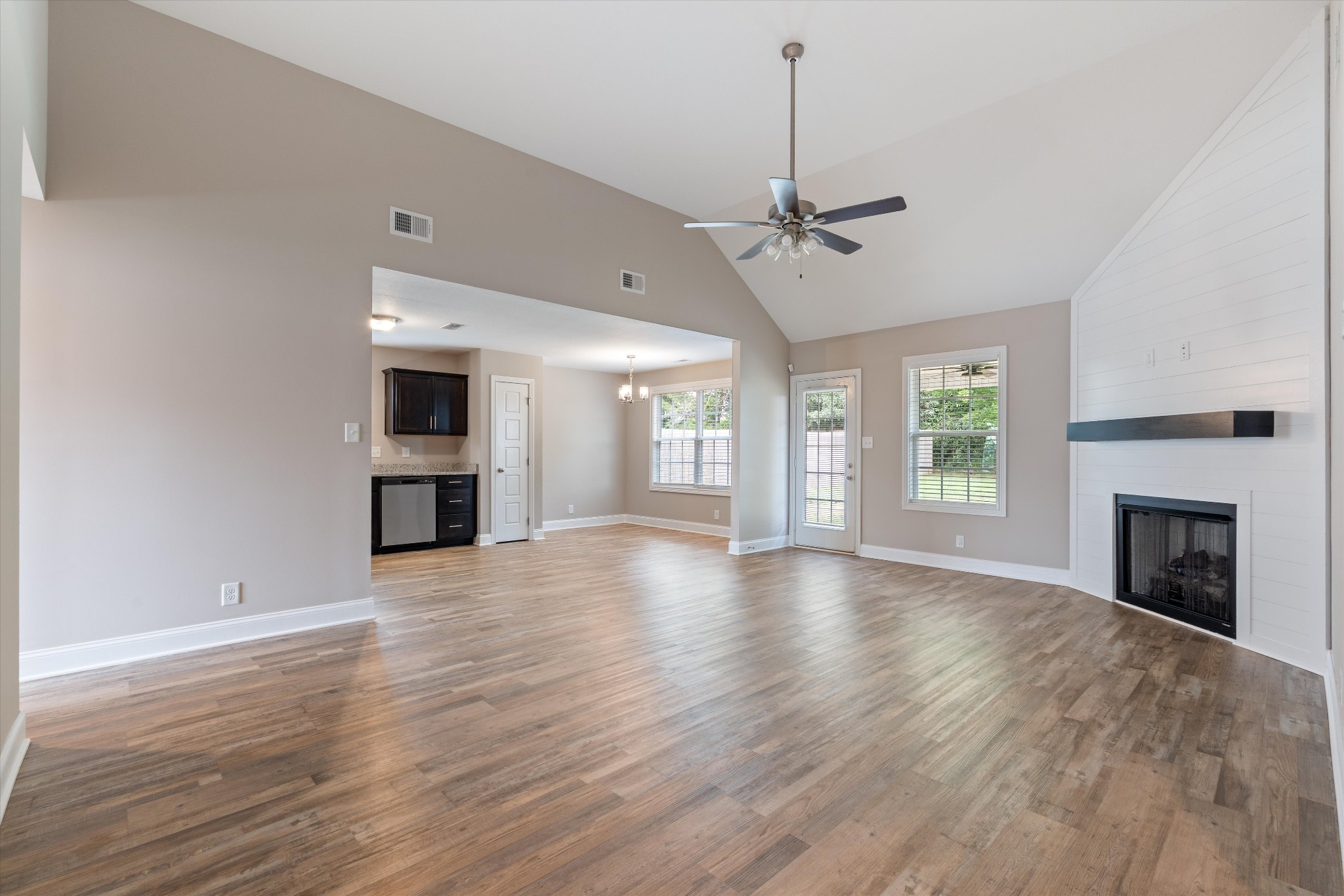 755 Lillian Grace Dr Property Photo 4