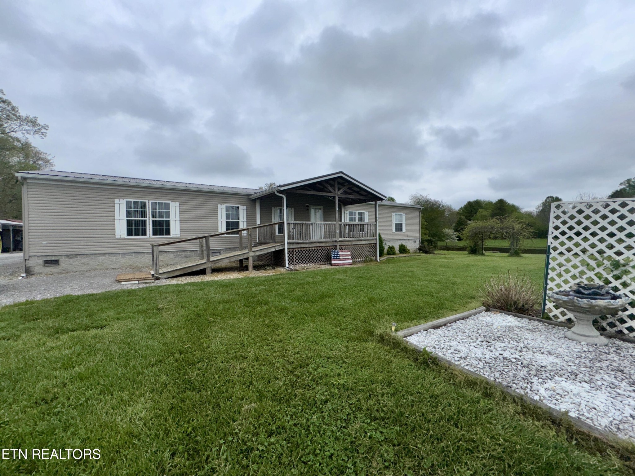 2959 Pomona Rd Property Photo 3