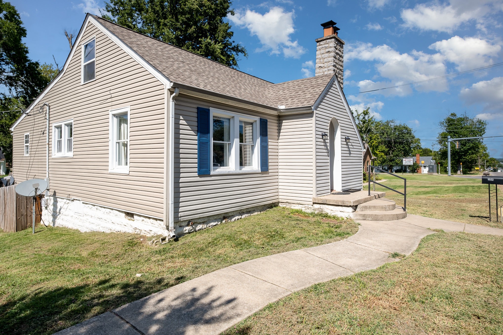 1022 W Commerce St Property Photo 3