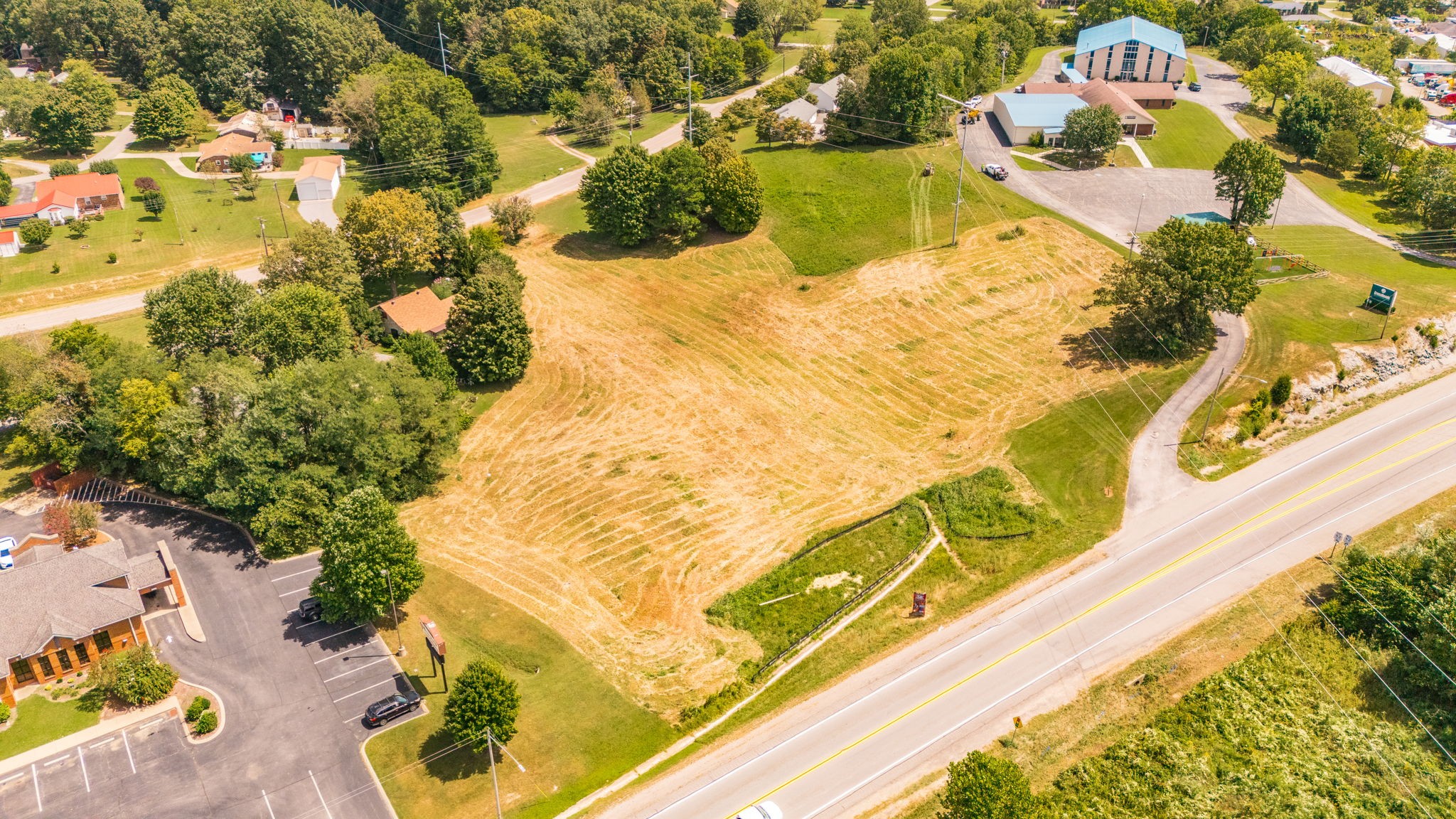 5270 New Highway 31e Property Photo 1