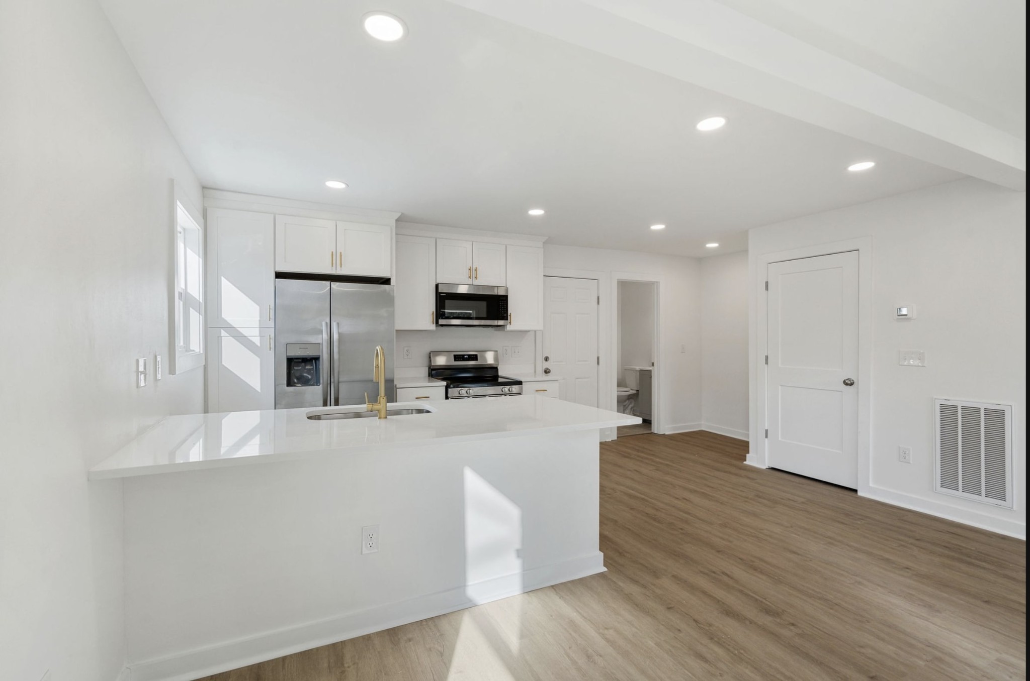 1412 Bryan St Property Photo 9