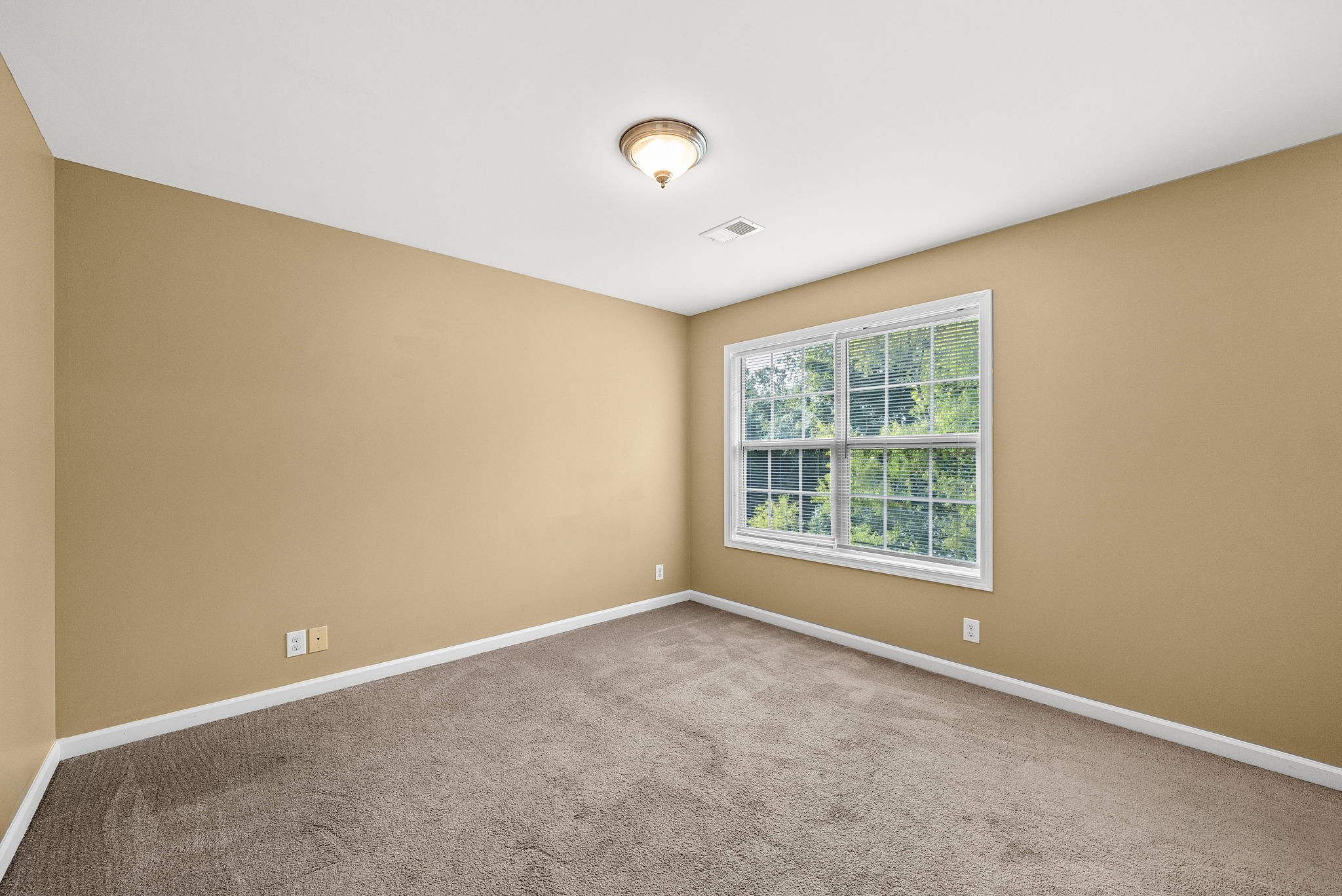516 S 1st St Property Photo 9