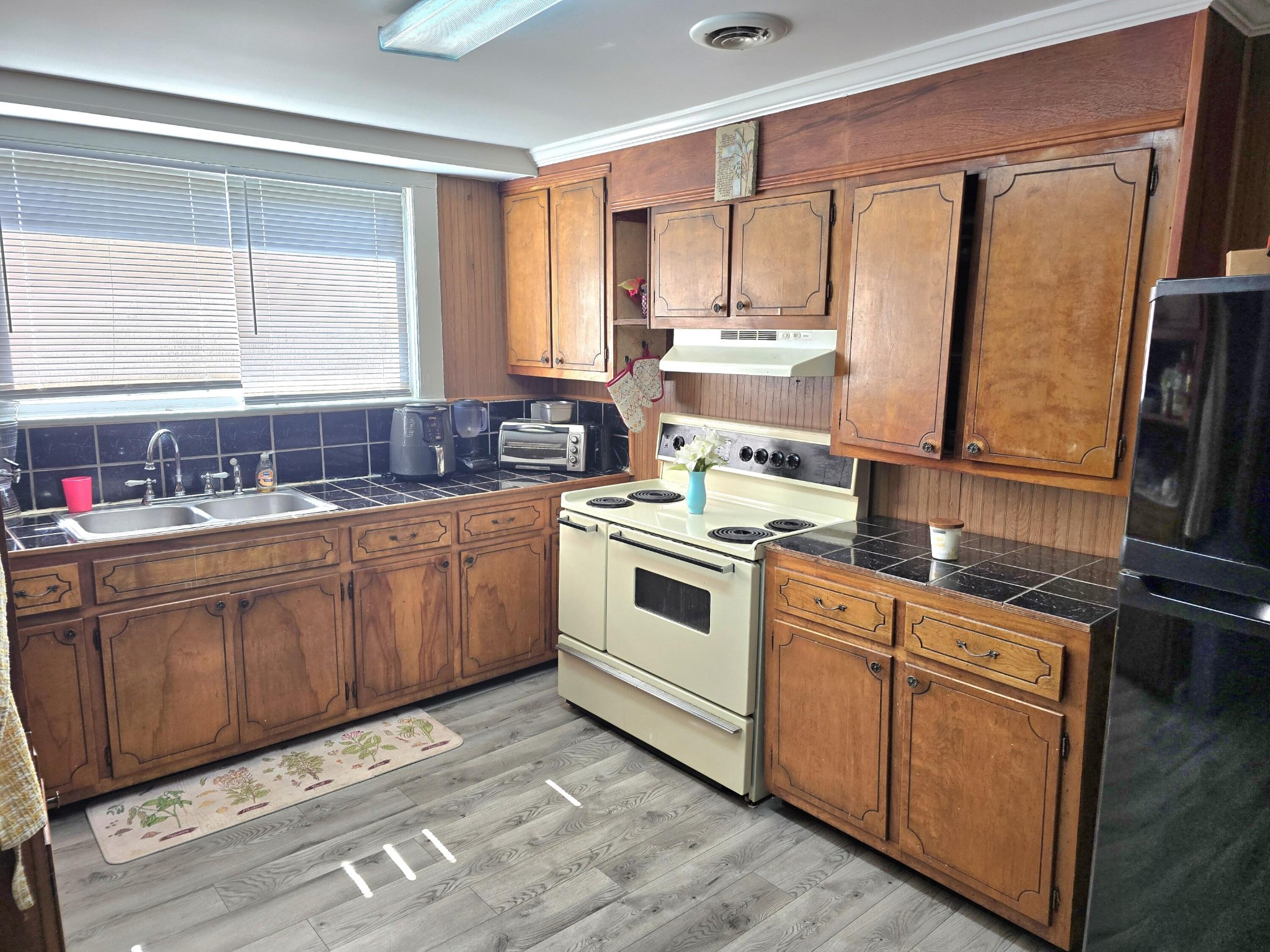 491 Piccadilly Avenue Property Photo 9