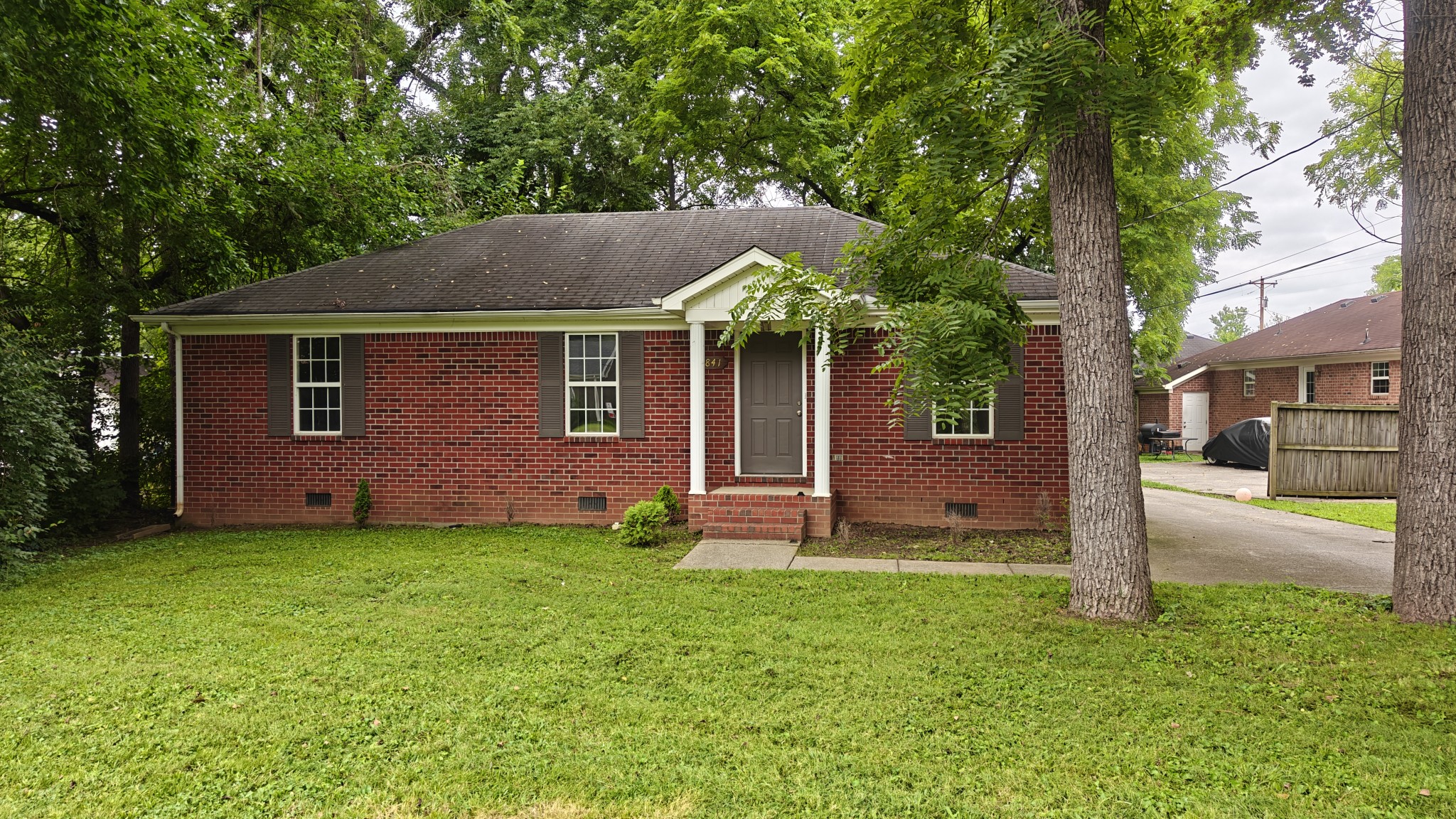 841 N Maple St Property Photo 1