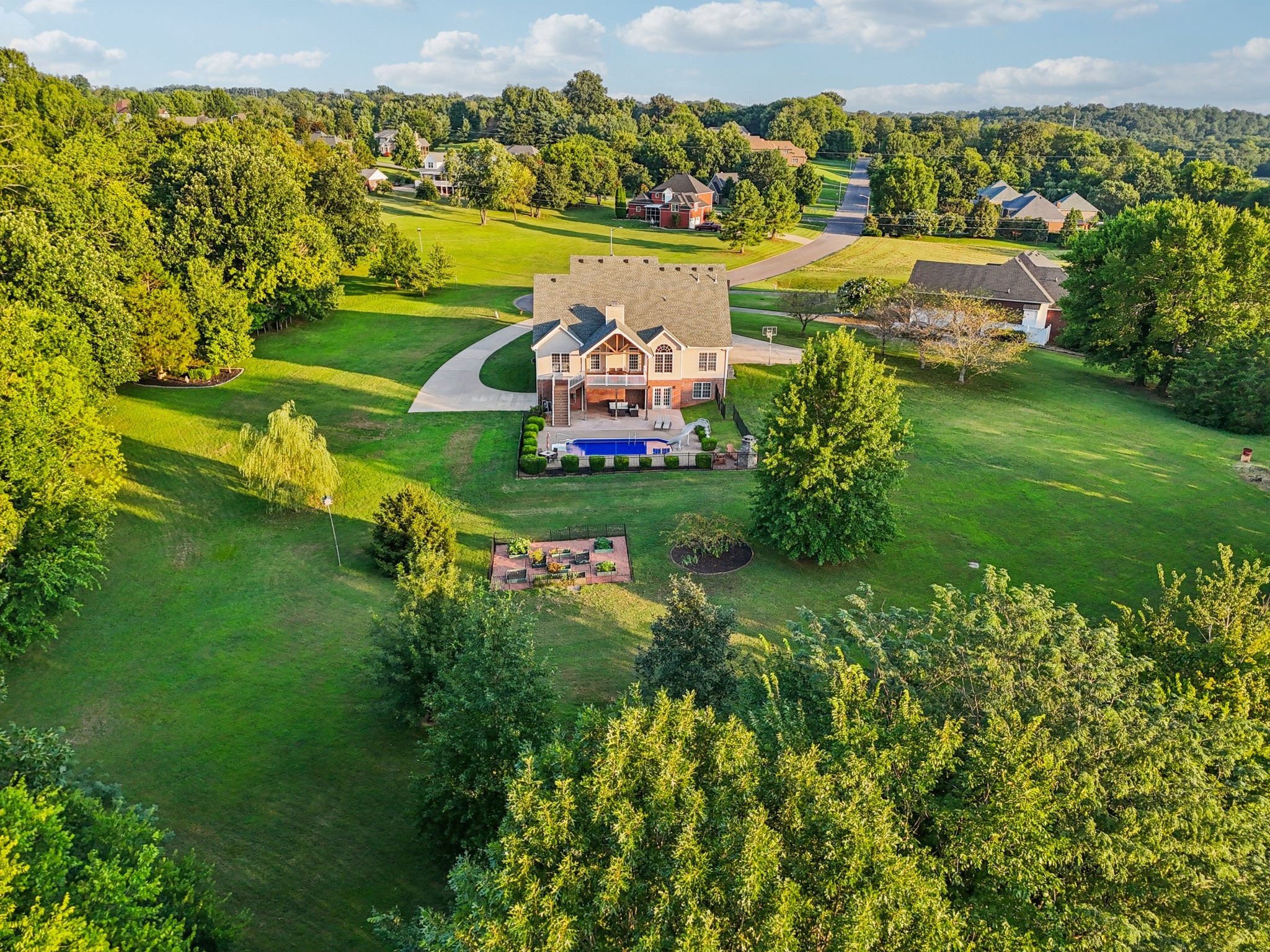 580 Stonegate Dr Property Photo