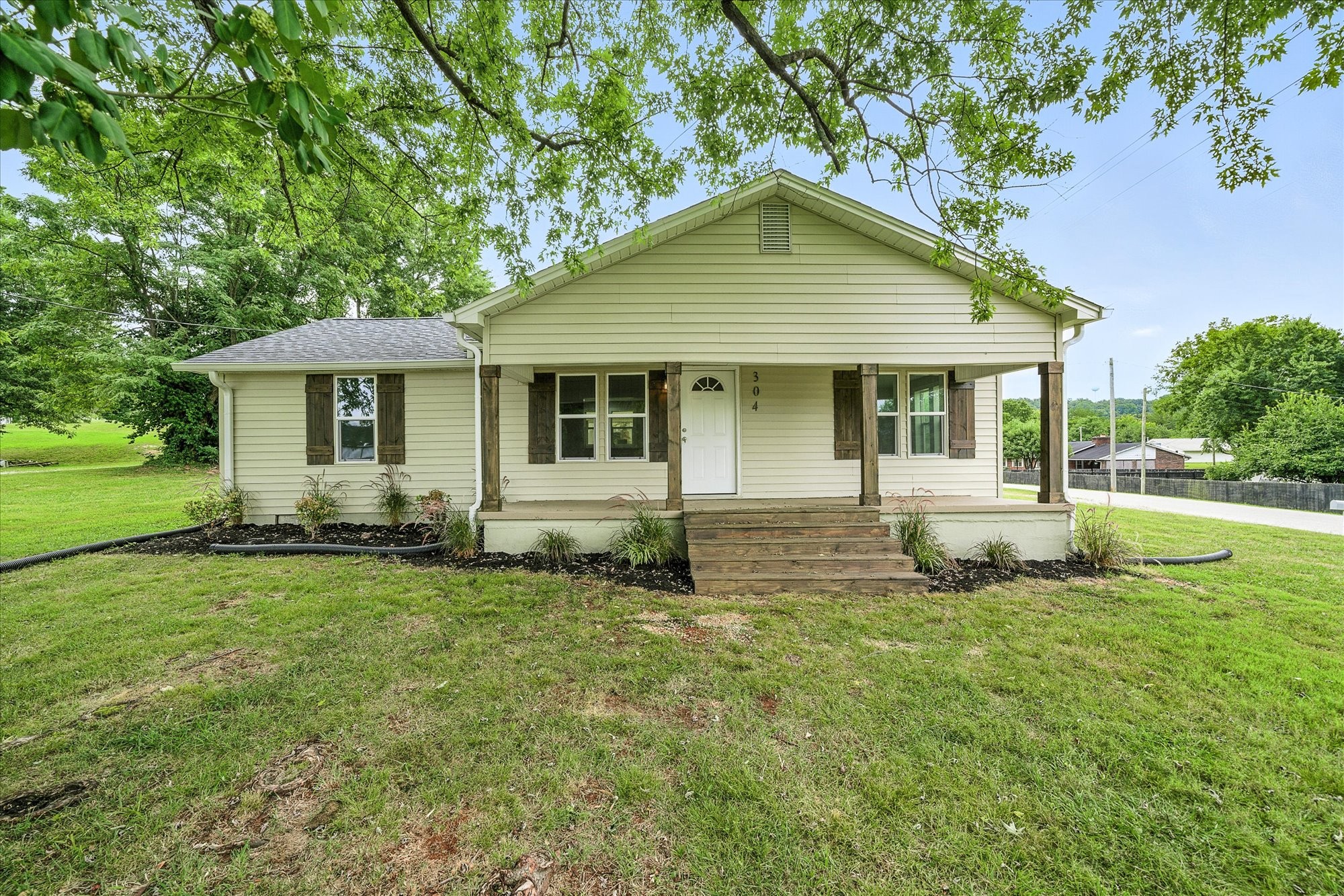 304 Airport Rd Property Photo 1