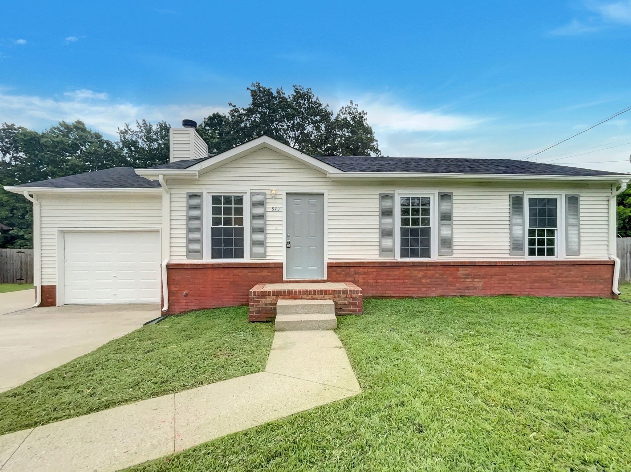 573 Donna Dr Property Photo 1