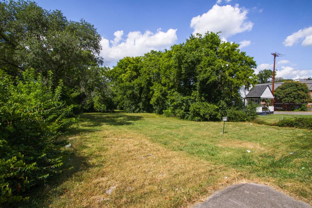 433 E Trinity Ln Property Photo 2