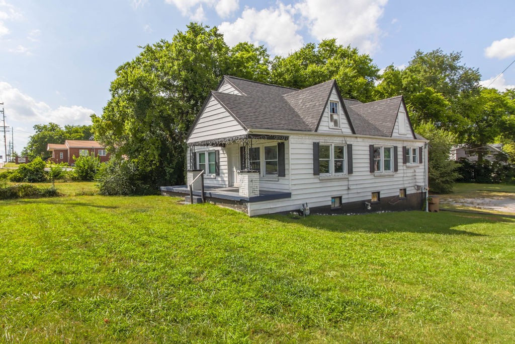 433 E Trinity Ln Property Photo 4