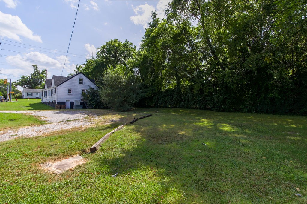 433 E Trinity Ln Property Photo 6