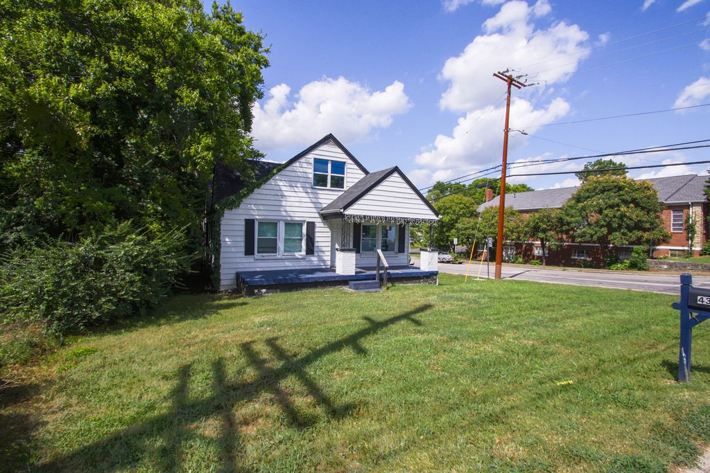 433 E Trinity Ln Property Photo 7