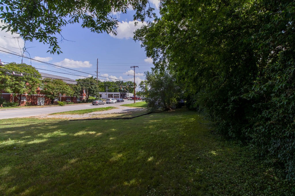 433 E Trinity Ln Property Photo 8