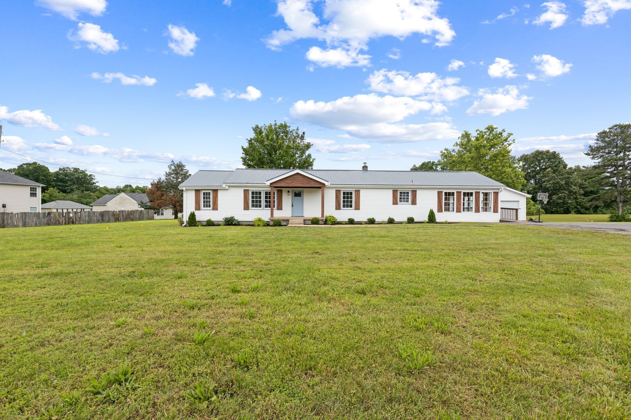 1371 Pomona Rd Property Photo 1