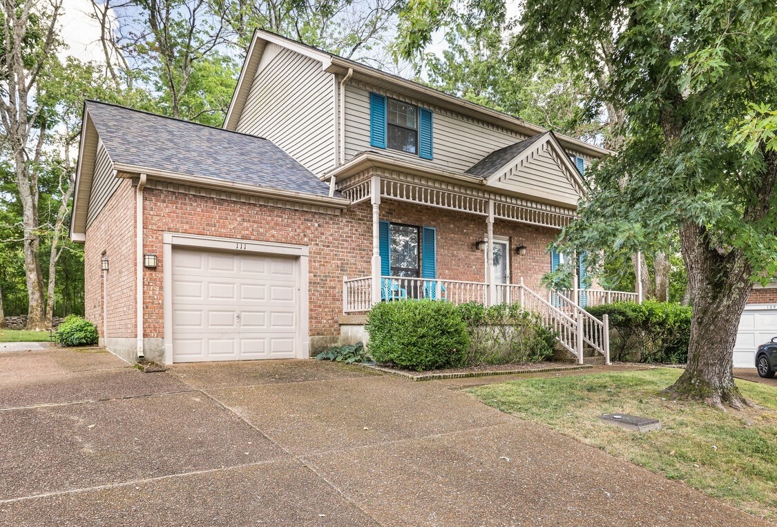 111 Southampton Ct Property Photo 1